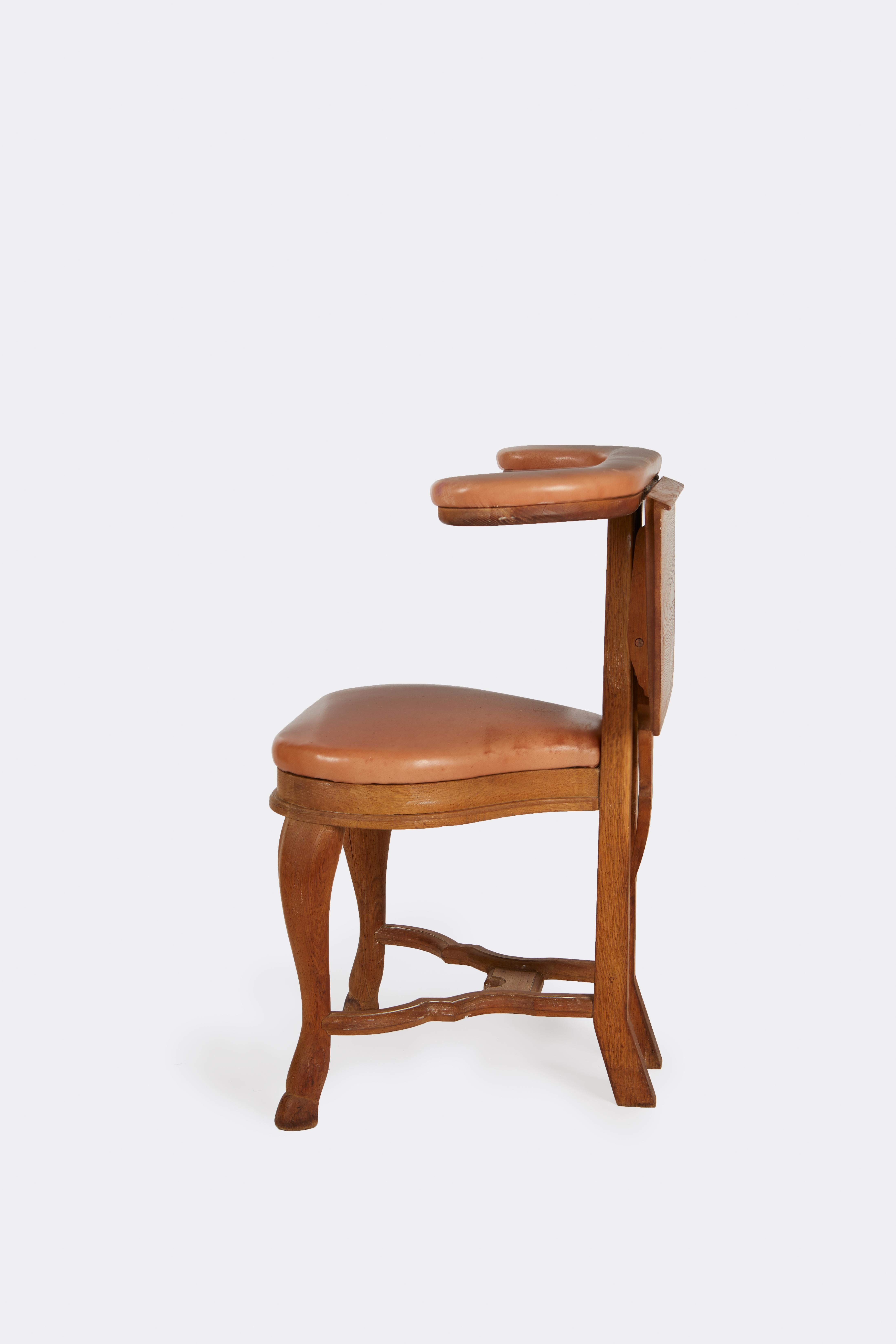 Chaise à musique en cuir Oak Upholstering de style Queen Anne en vente 4