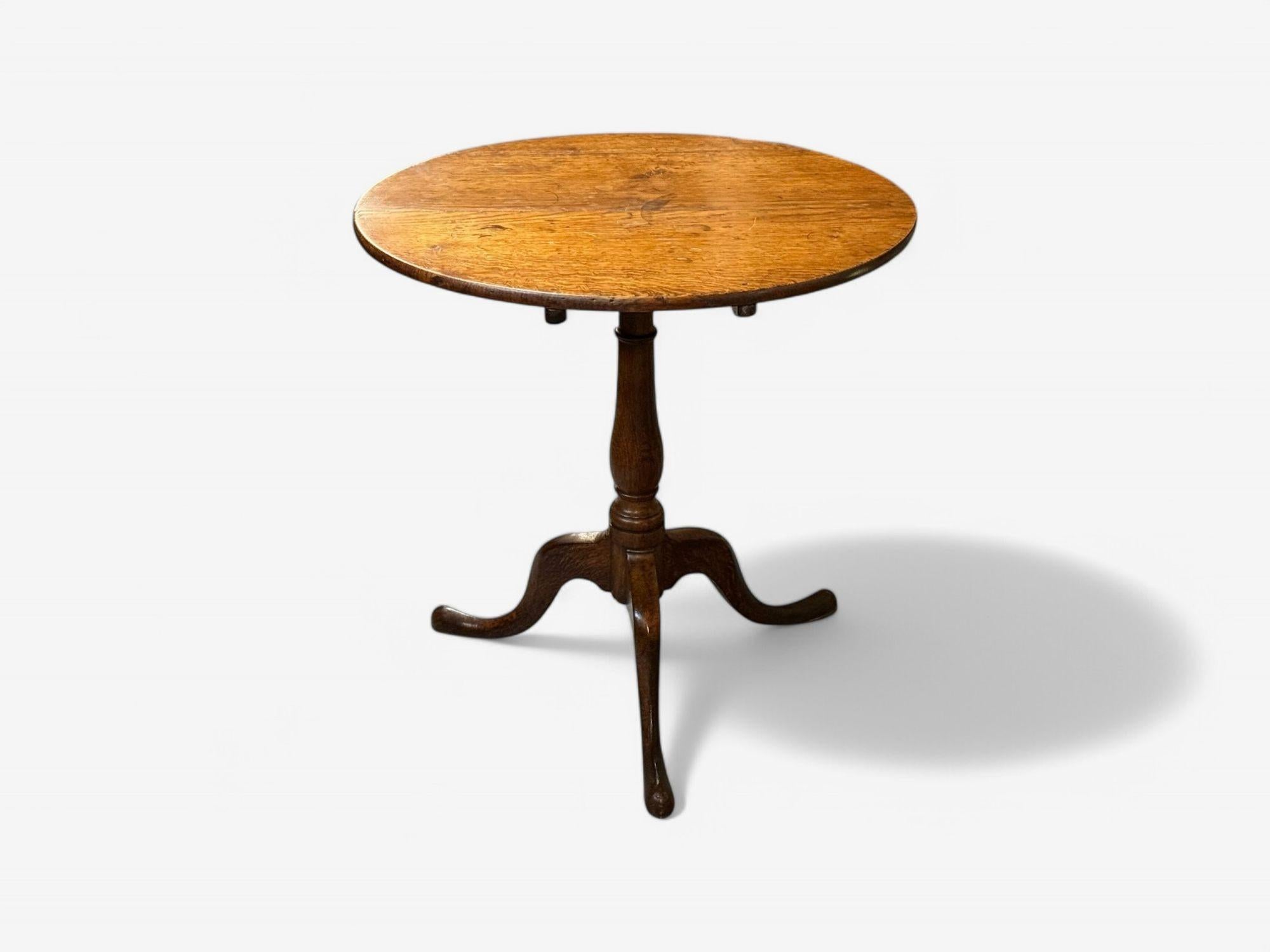 Table d'appoint de style Queen Anne, en Oak, à plateau basculant, USA, 19e C. Abîmé - En vente à Manhasset, NY