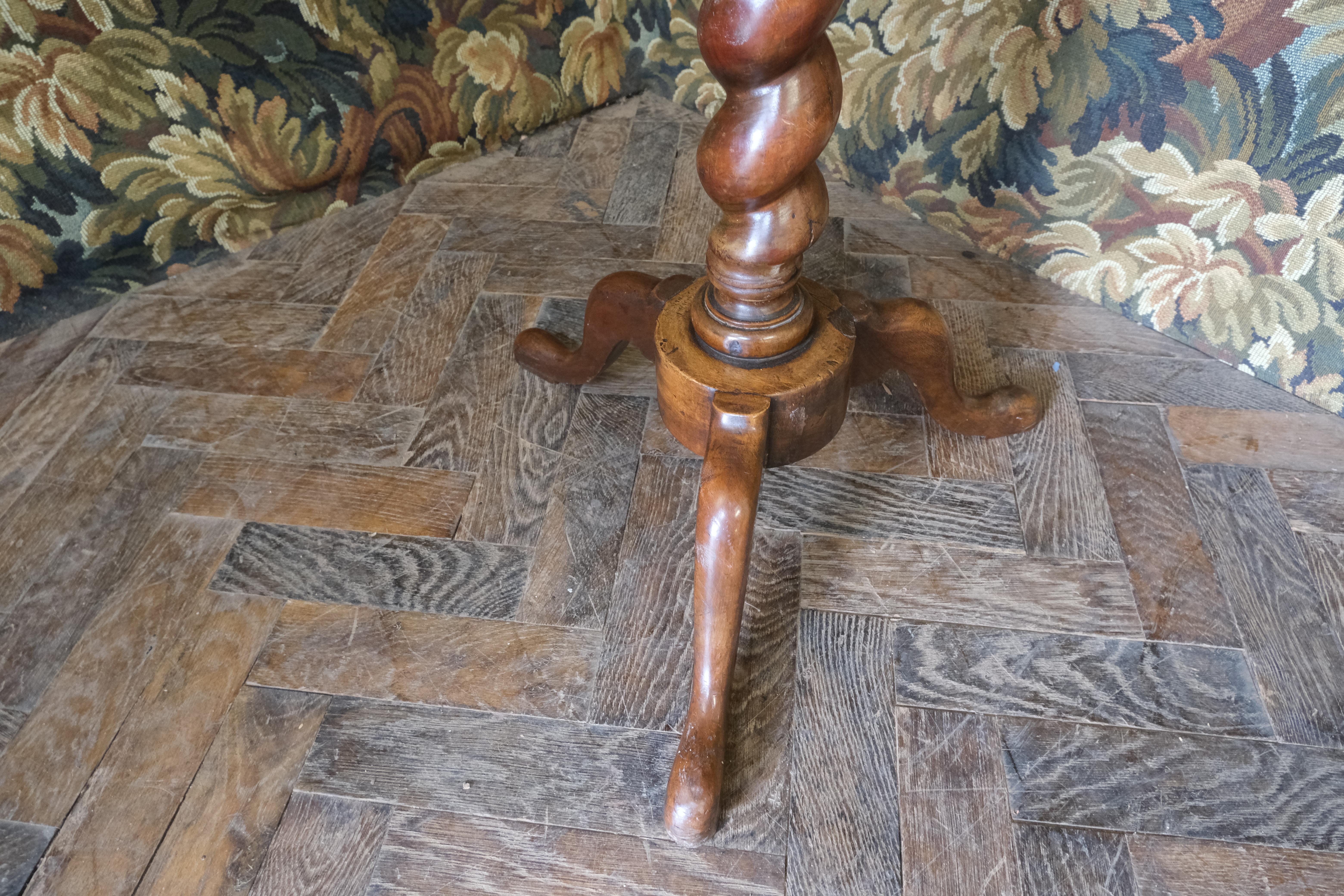 British Queen Anne style oyster tripod table For Sale
