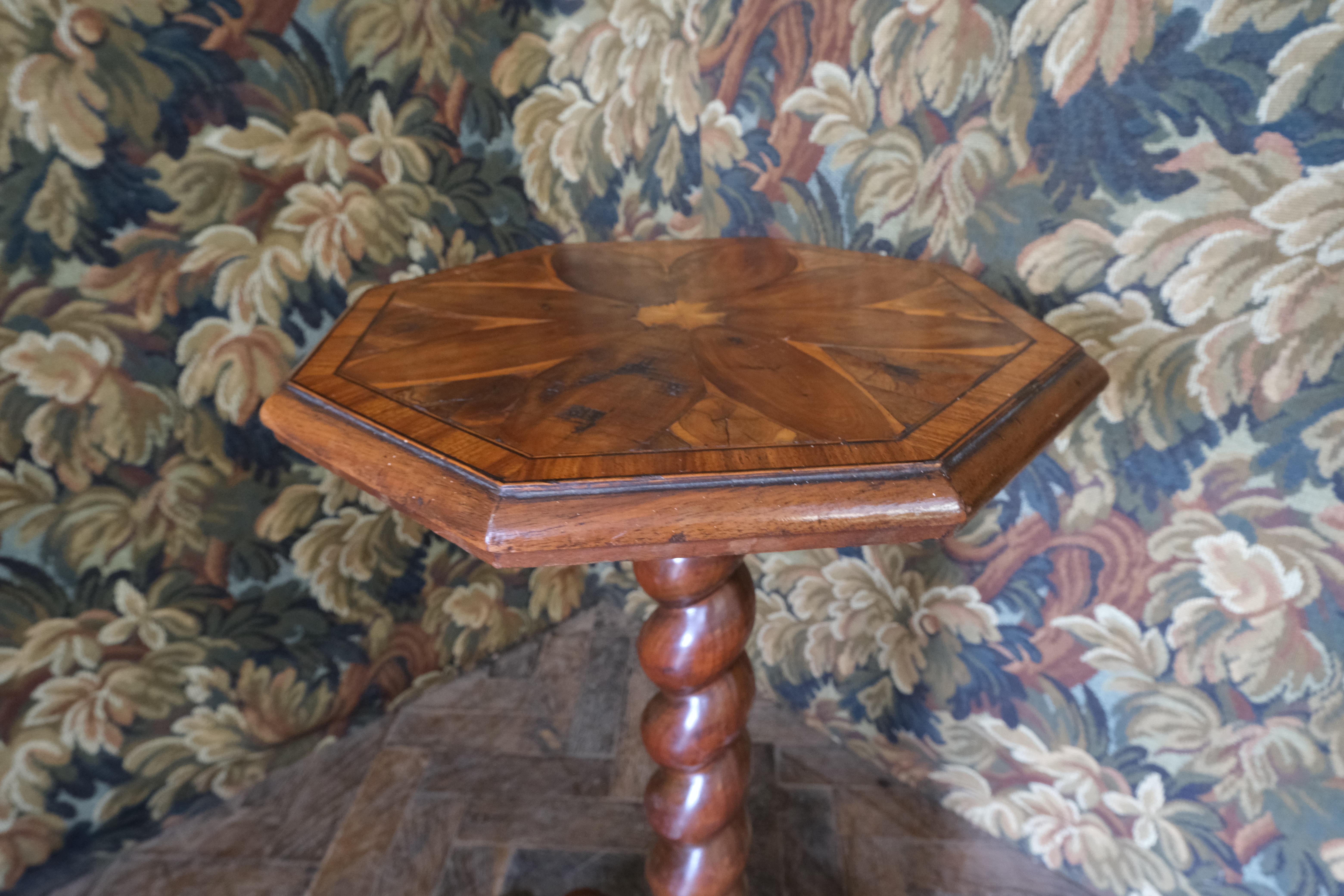 Veneer Queen Anne style oyster tripod table For Sale