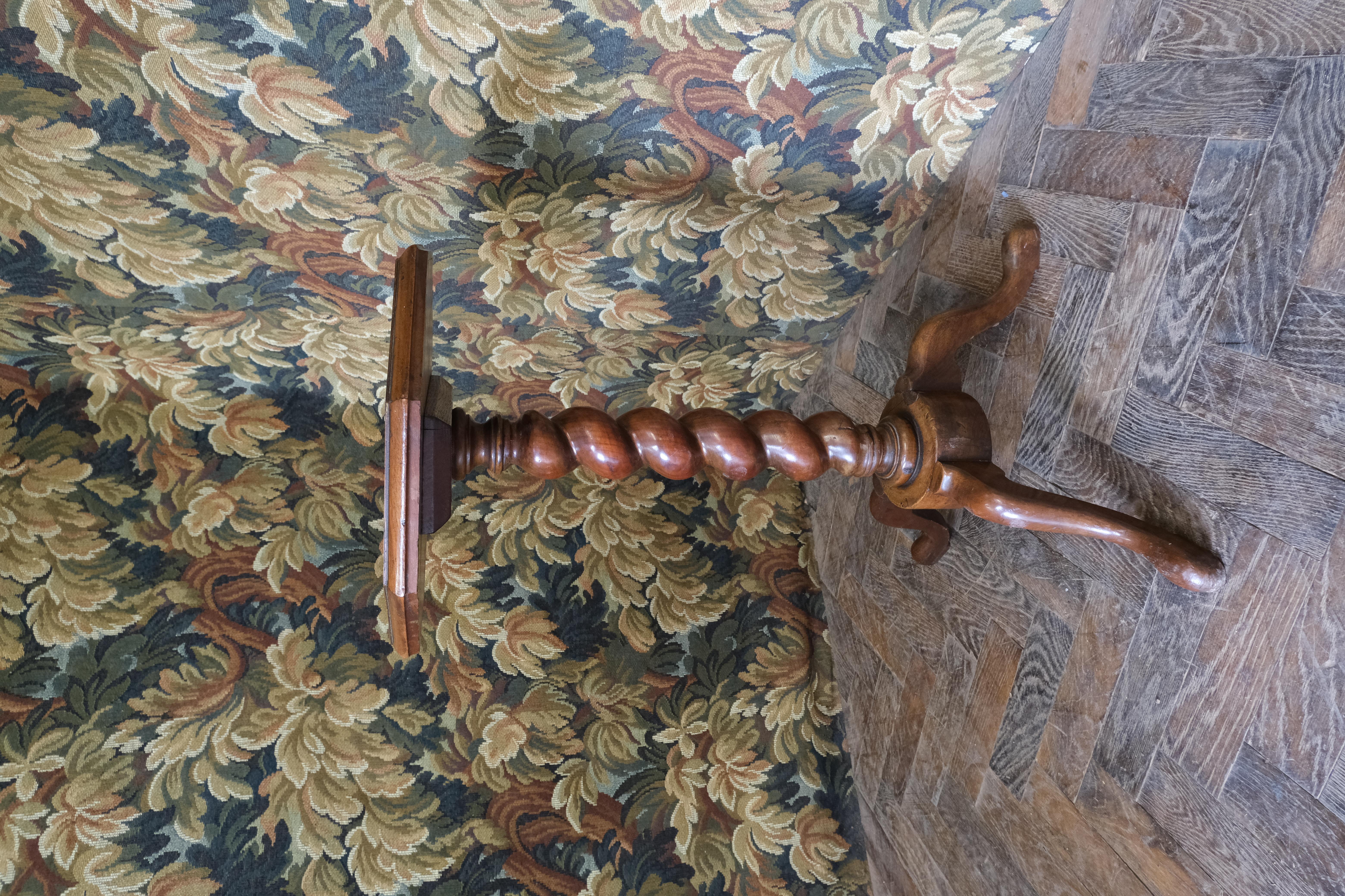Queen Anne style oyster tripod table In Fair Condition For Sale In Cheltenham, GB