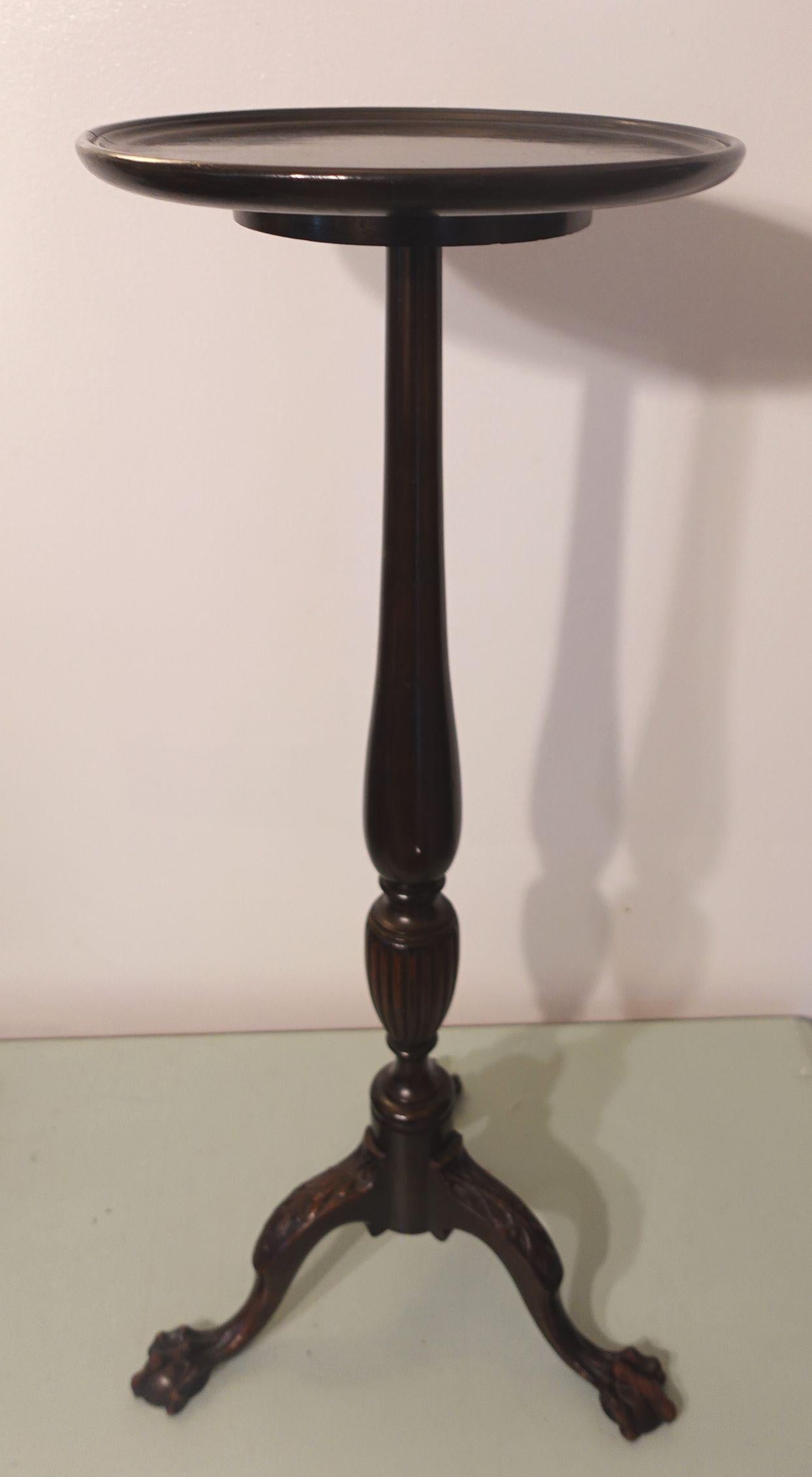 English Queen Anne-style mahogany round stand on a turned pedestal base supported by three cabriole legs with carved acanthus leaf feet. Measures: Height: 32