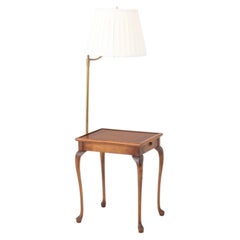 Mesa auxiliar estilo Queen Anne con lámpara de brazo oscilante