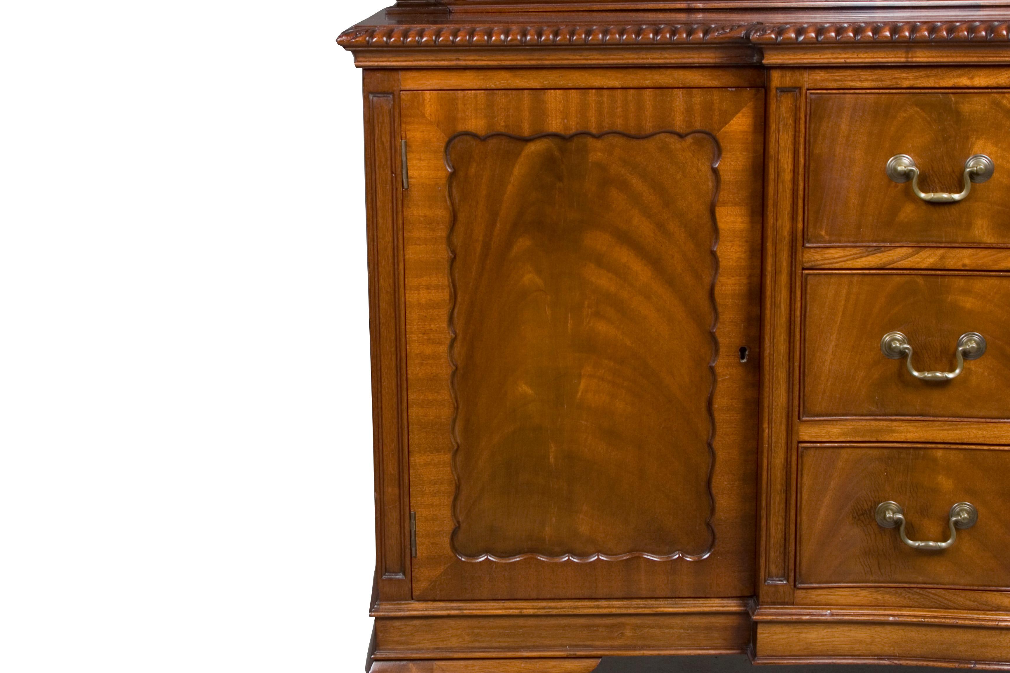 Queen Anne Style Sideboard Buffet with Back Splash For Sale 5