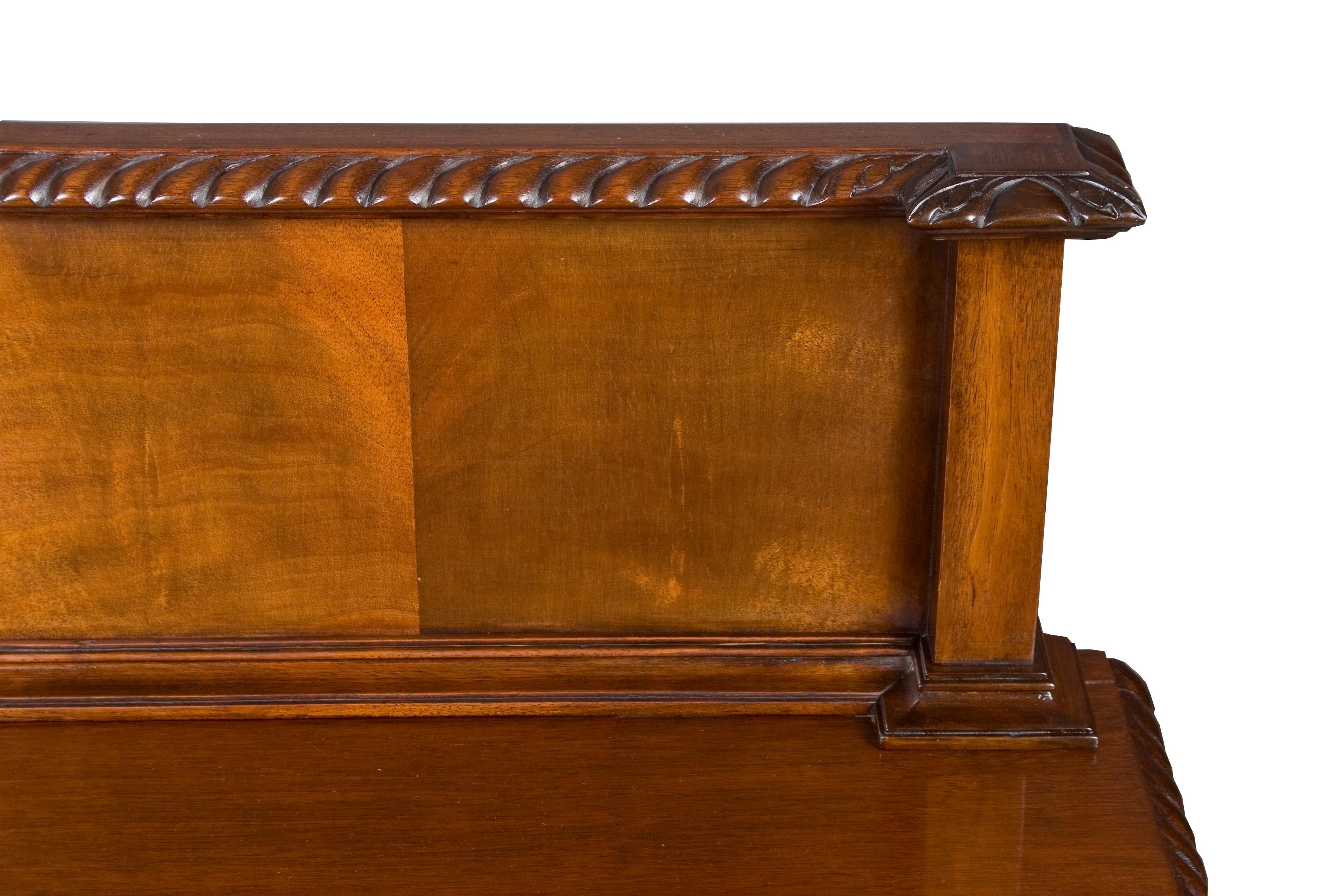 Queen Anne Style Sideboard Buffet with Back Splash For Sale 1