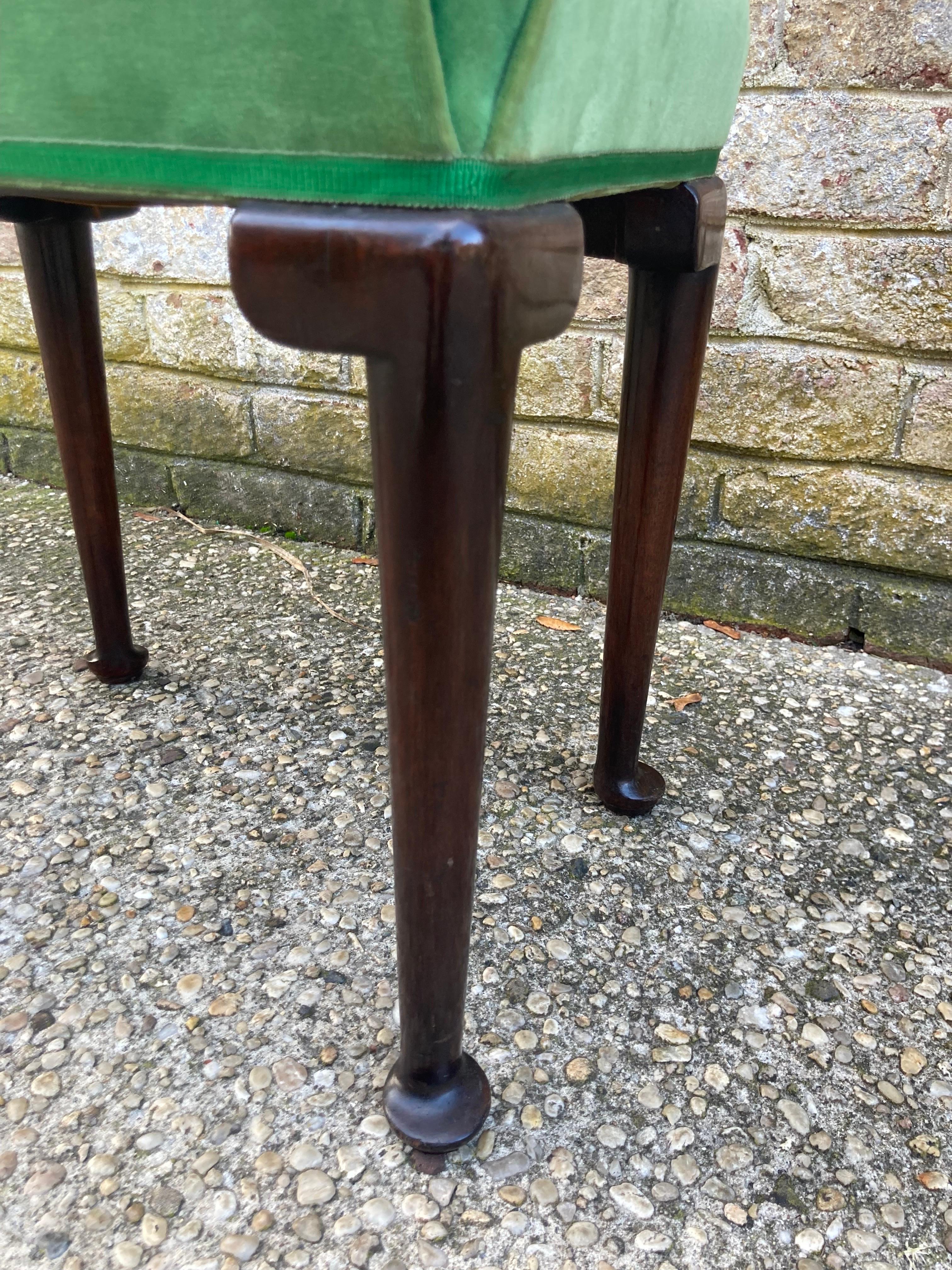 Queen Anne Style Stool In Good Condition For Sale In East Hampton, NY