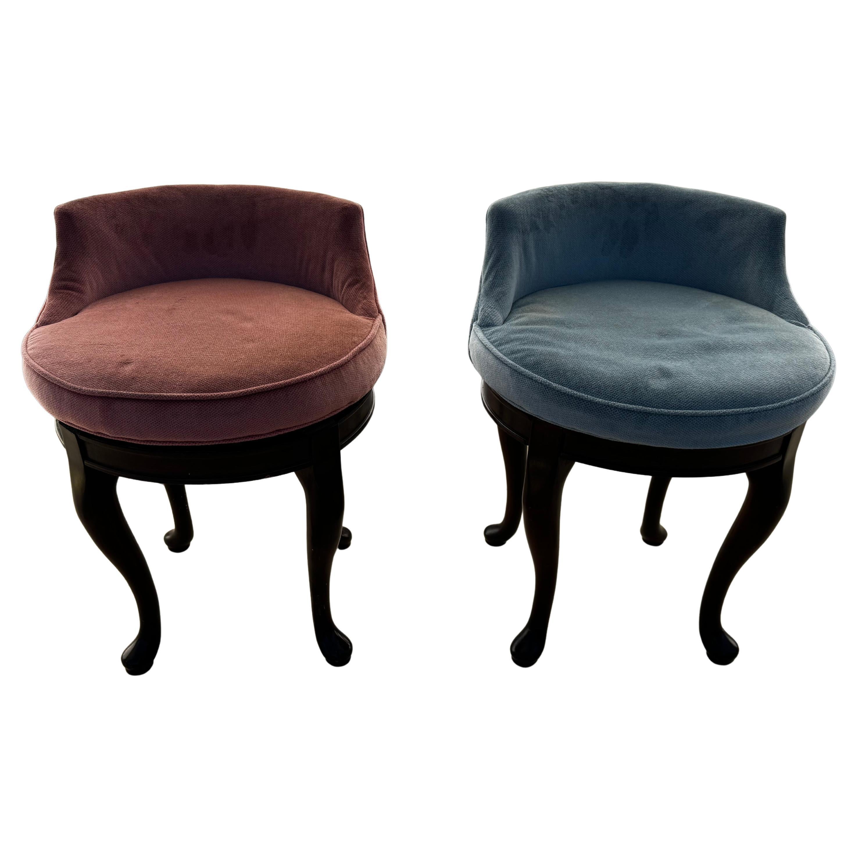 Tabouret de vanité pivotant de style Queen Anne par Cox Manufacturing (2 disponibles) en vente
