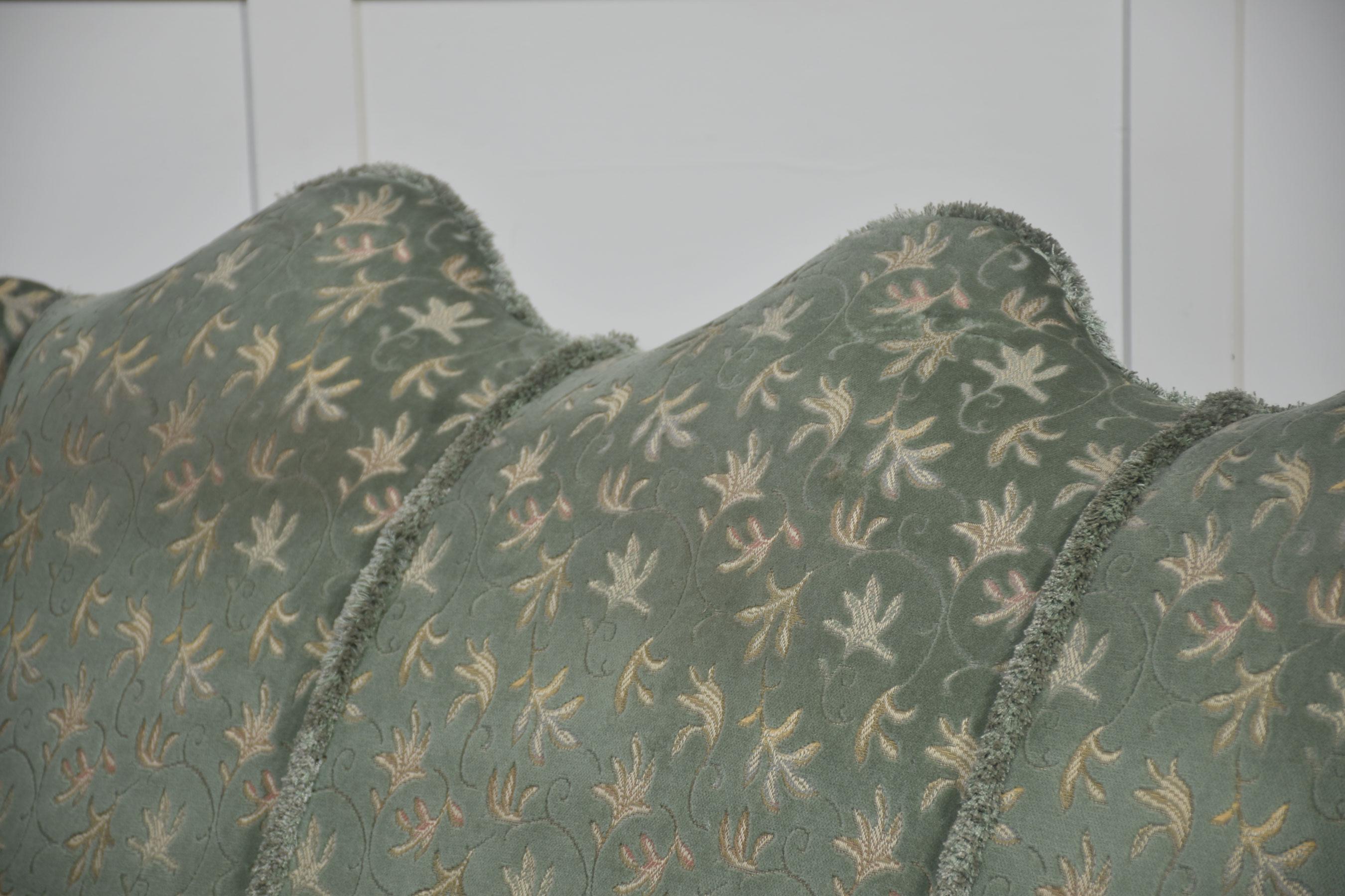 Sofá de tres plazas estilo Queen Anne en venta 4