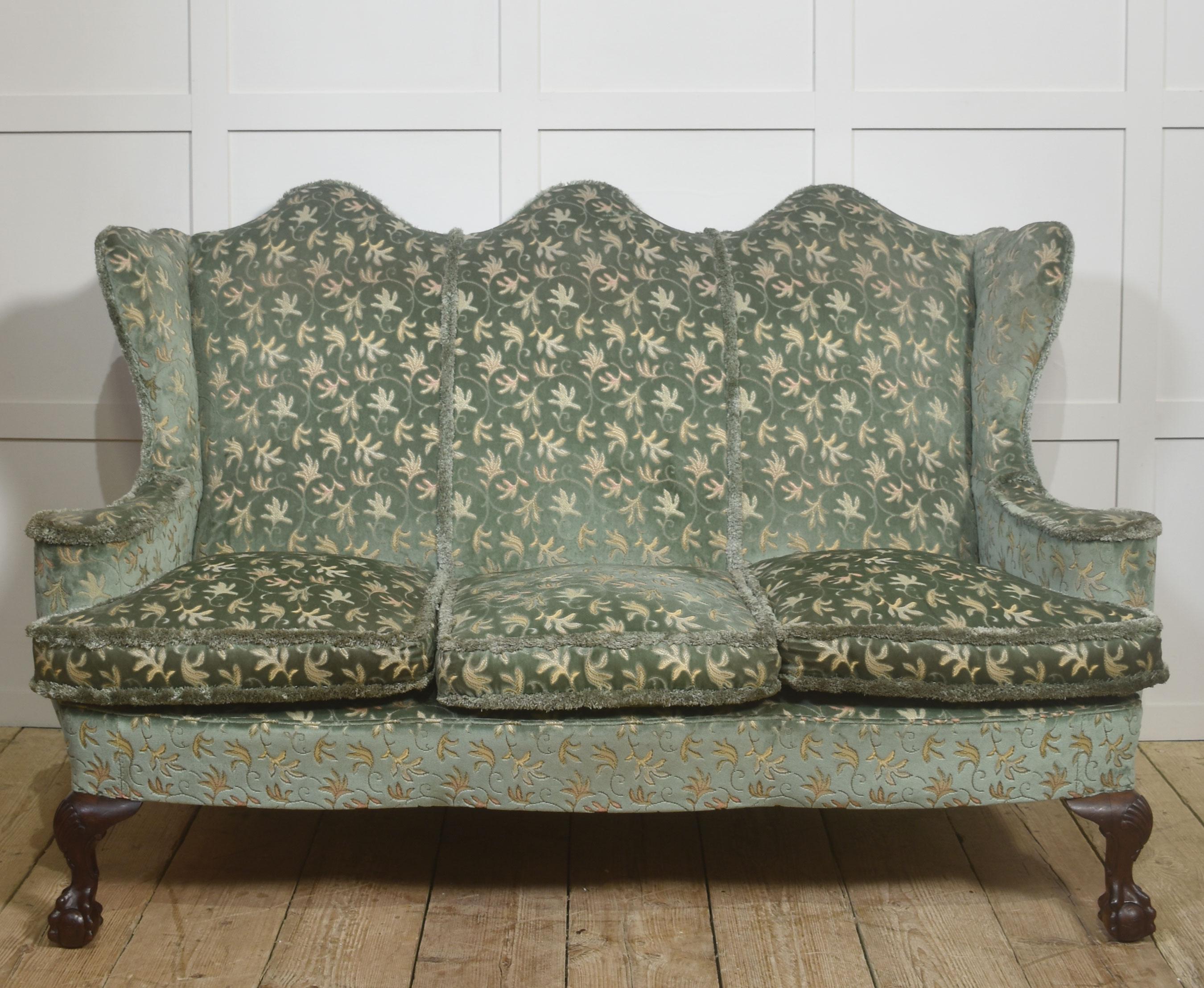 Sofá de tres plazas estilo Queen Anne en venta 1