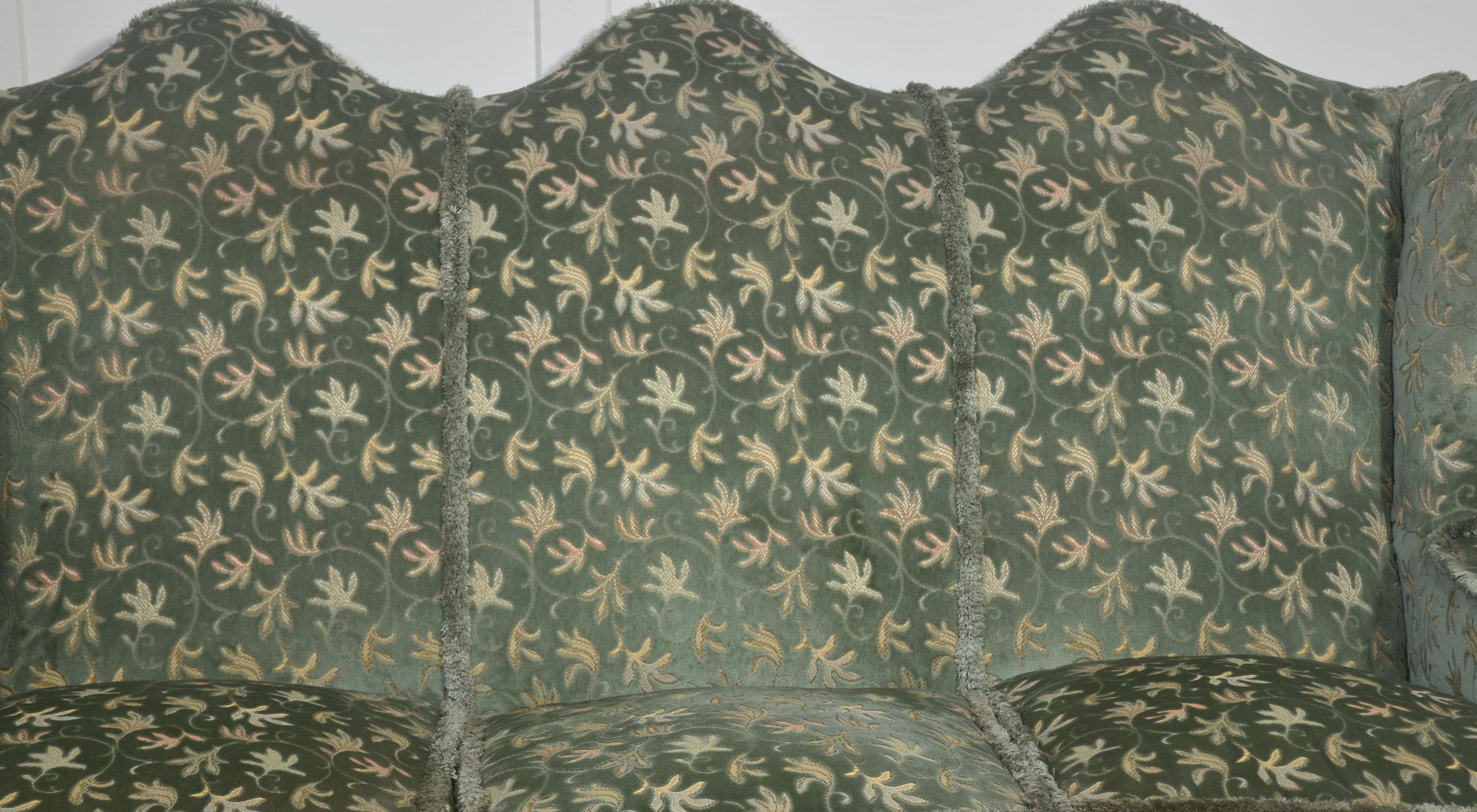 Sofá de tres plazas estilo Queen Anne en venta 2