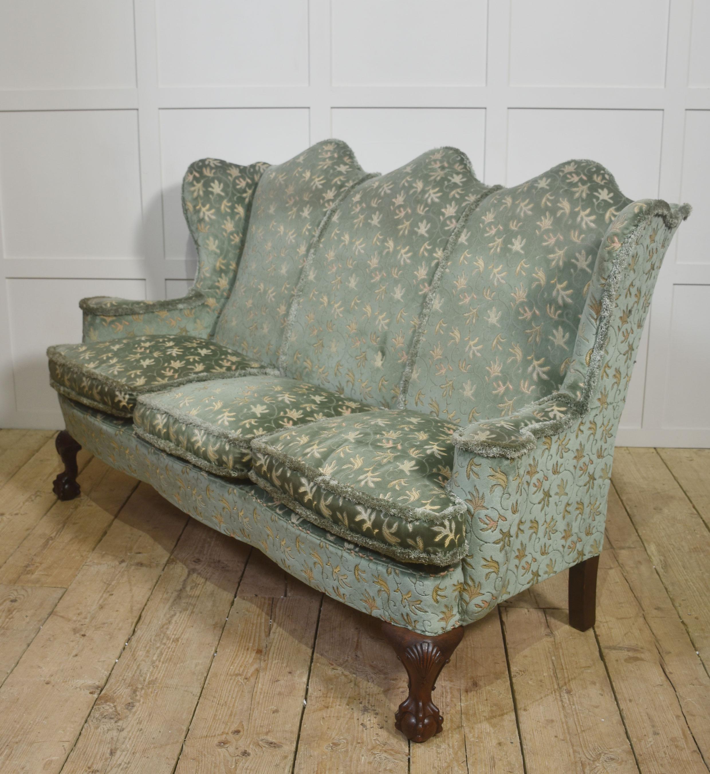 Sofá de tres plazas estilo Queen Anne en venta 3