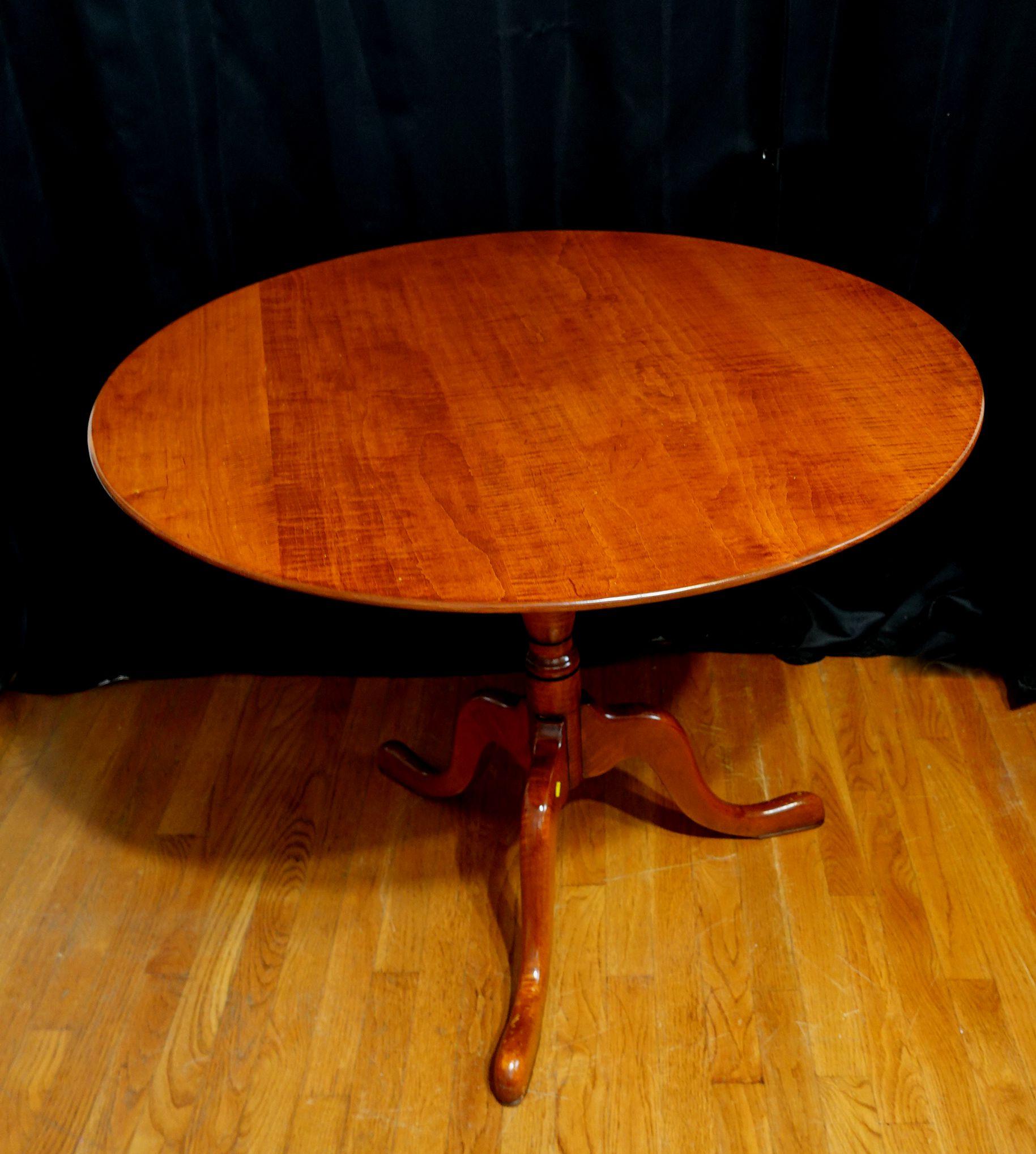 Queen Anne-Style Tiger Maple Tilt-top Tea Table, 18th Century For Sale 2