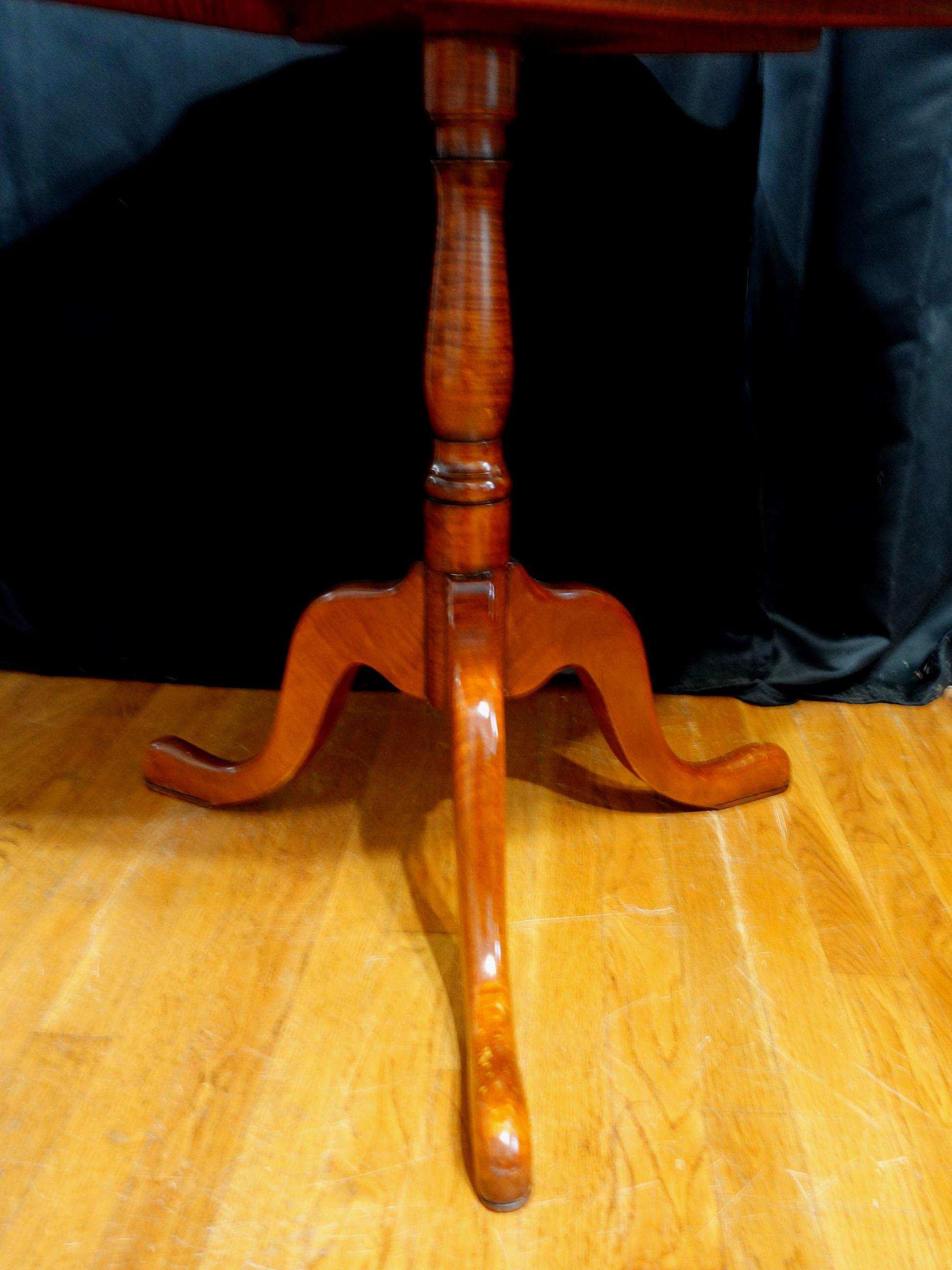 Queen Anne-Style Tiger Maple Tilt-top Tea Table, 18th Century For Sale 3