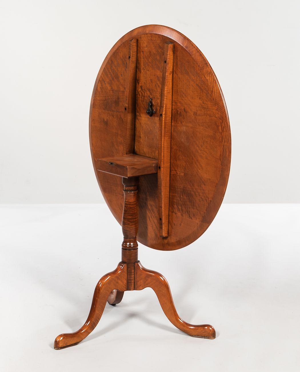 Sculpté à la main Table à thé à plateau basculant en érable tigré de style Queen Anne, 18ème siècle en vente