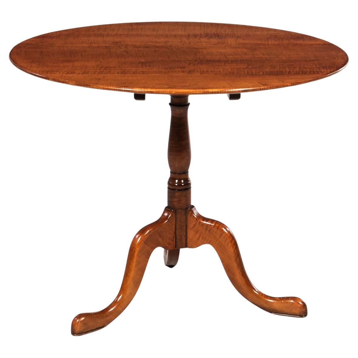 Large 18th-Century antique, Queen Anne-style Tiger Maple Tilt-top Tea Table, with cabriole legs and attractive color and pattern.
Measures: height 28 1/2, diameter 33 in.
 