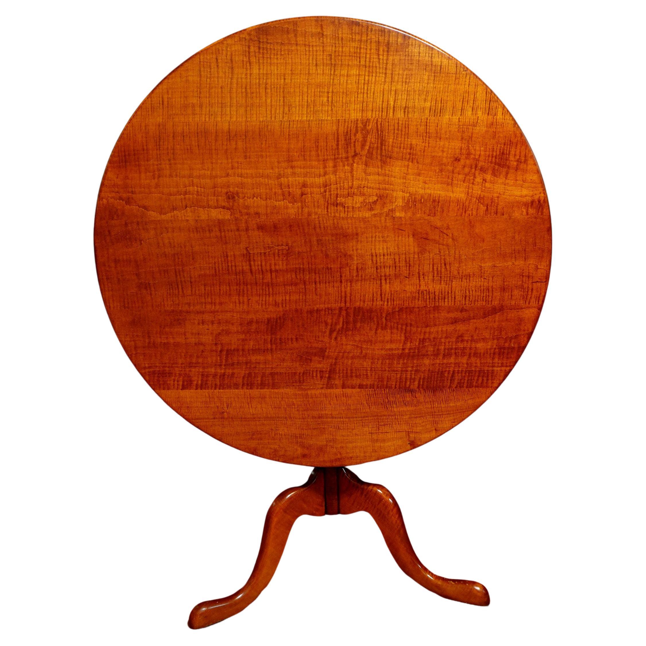 Mesa de té basculante de arce tigre estilo Queen Anne, siglo XVIII en venta