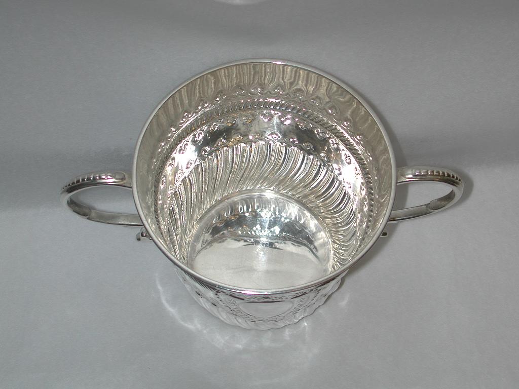 Queen Anne Style Two Handled Silver Porringer, 1911 In Good Condition In London, GB