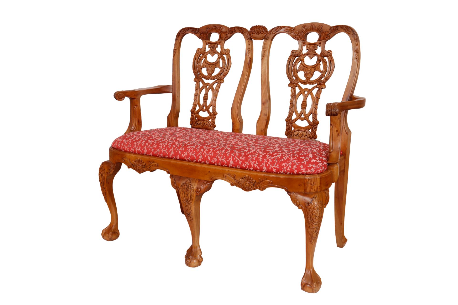 Divano a due posti in stile Queen Anne, realizzato su misura per Paramount Antiques di New York. Lo schienale ha spalle arrotondate intagliate con una decorazione a foglie d'acanto ed è sostenuto da due stecche forate. I bracci svasati verso