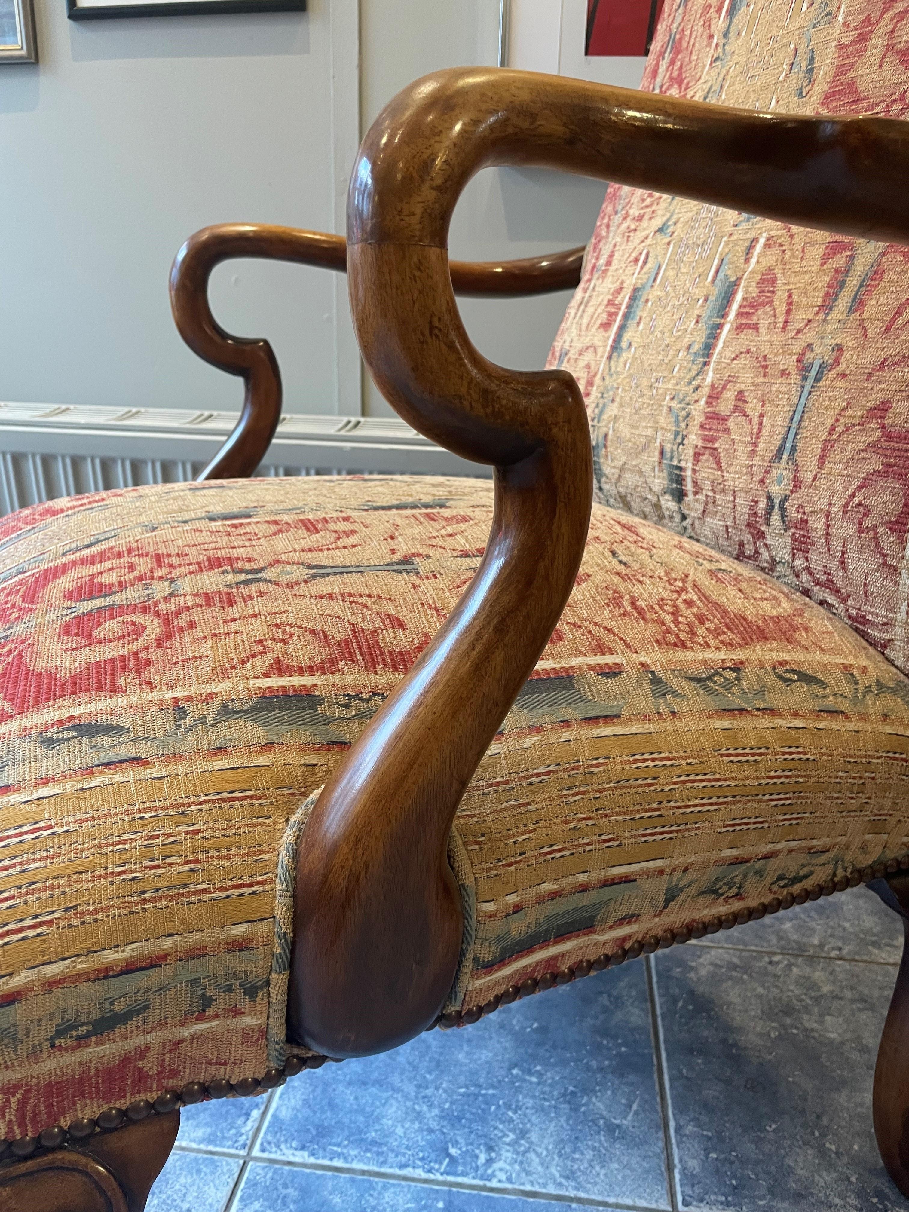 Anglais Fauteuil en noyer rembourré de style Queen Anne