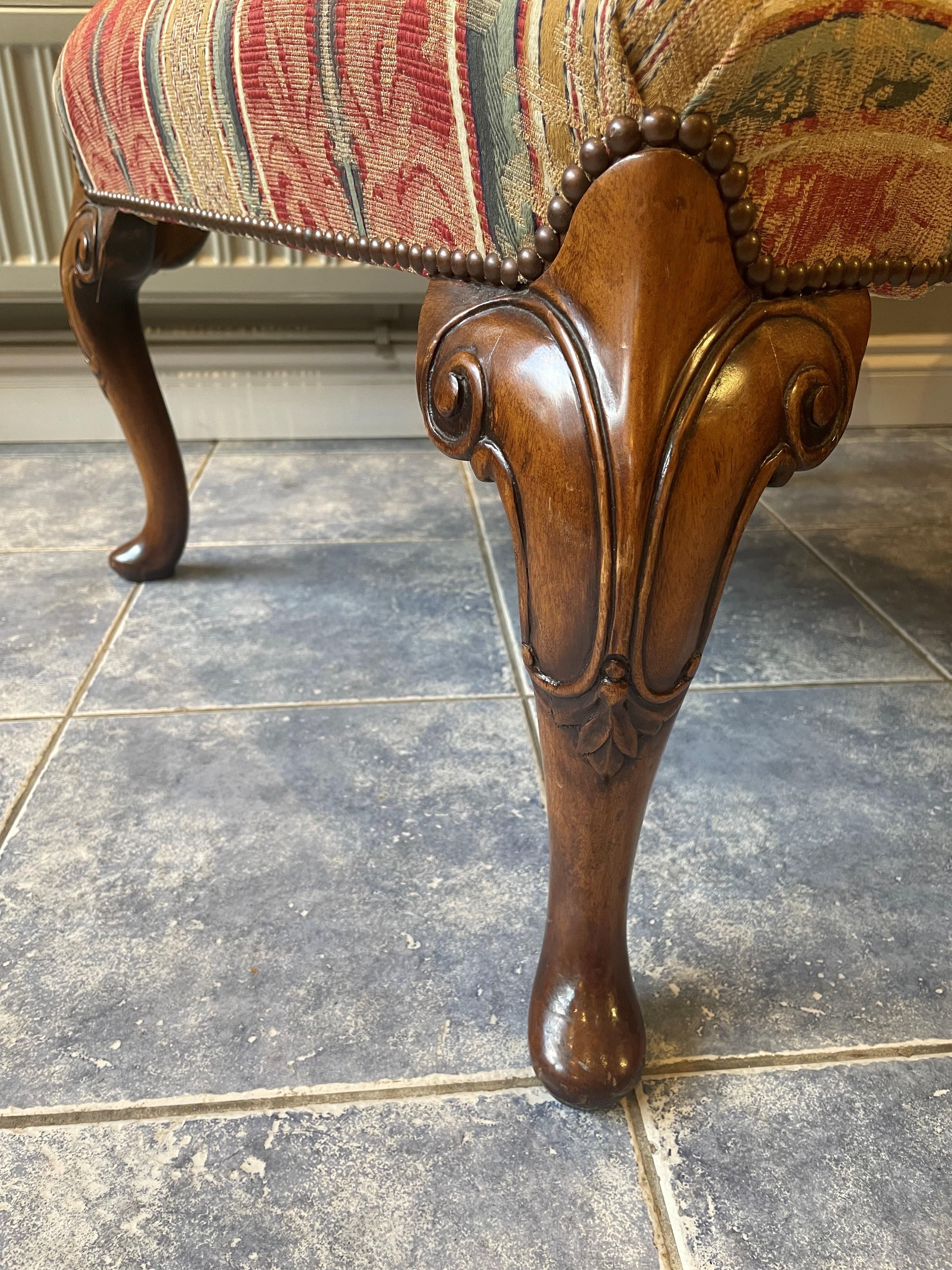 Fauteuil en noyer rembourré de style Queen Anne Bon état à London, GB