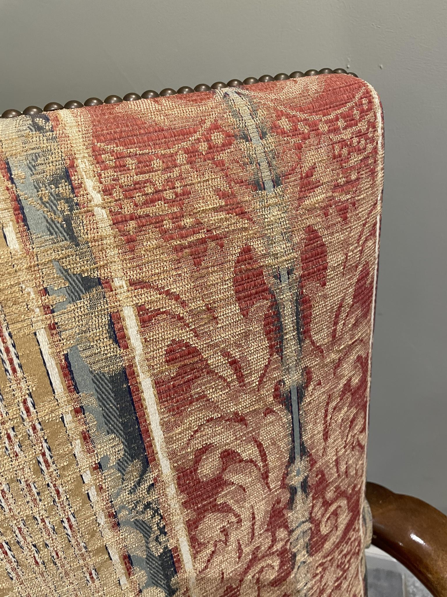 20ième siècle Fauteuil en noyer rembourré de style Queen Anne