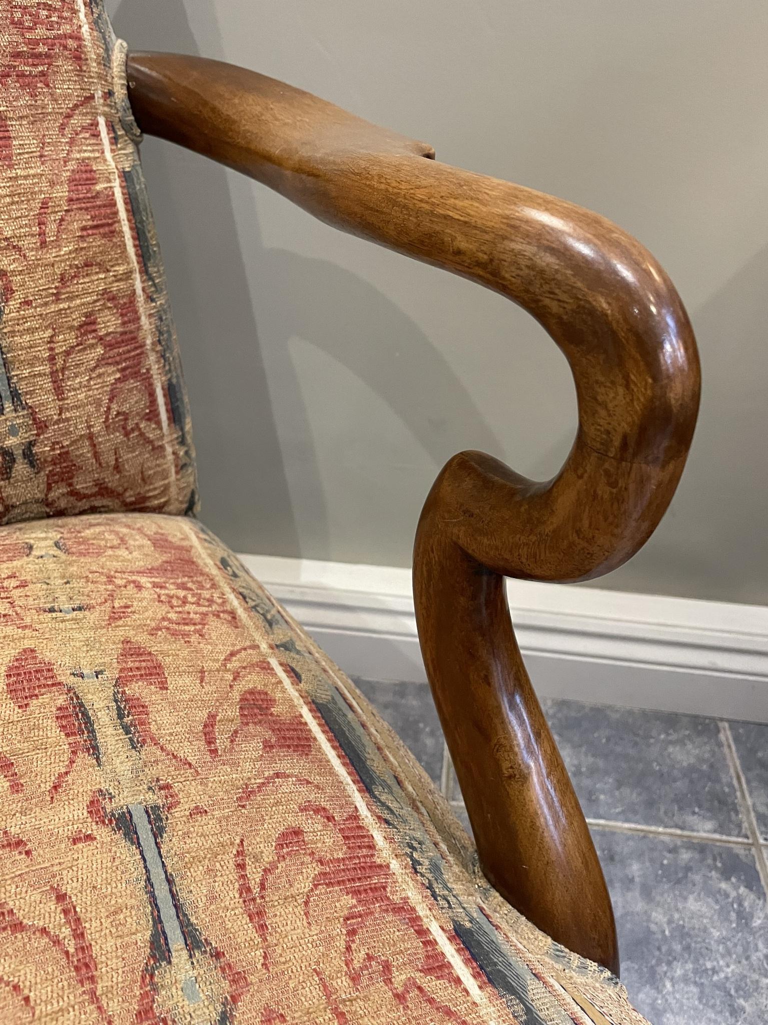 Noyer Fauteuil en noyer rembourré de style Queen Anne