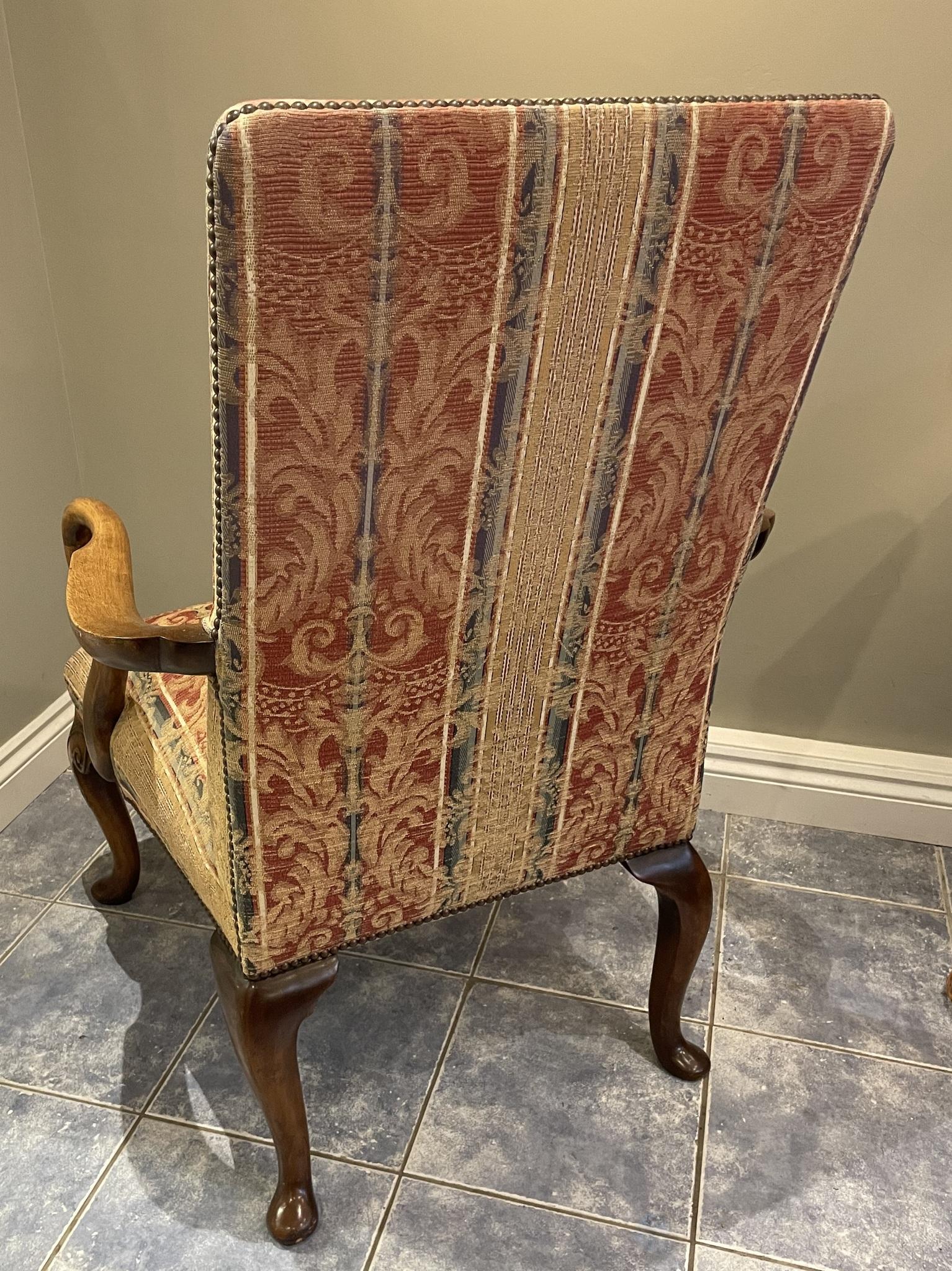 Fauteuil en noyer rembourré de style Queen Anne 1