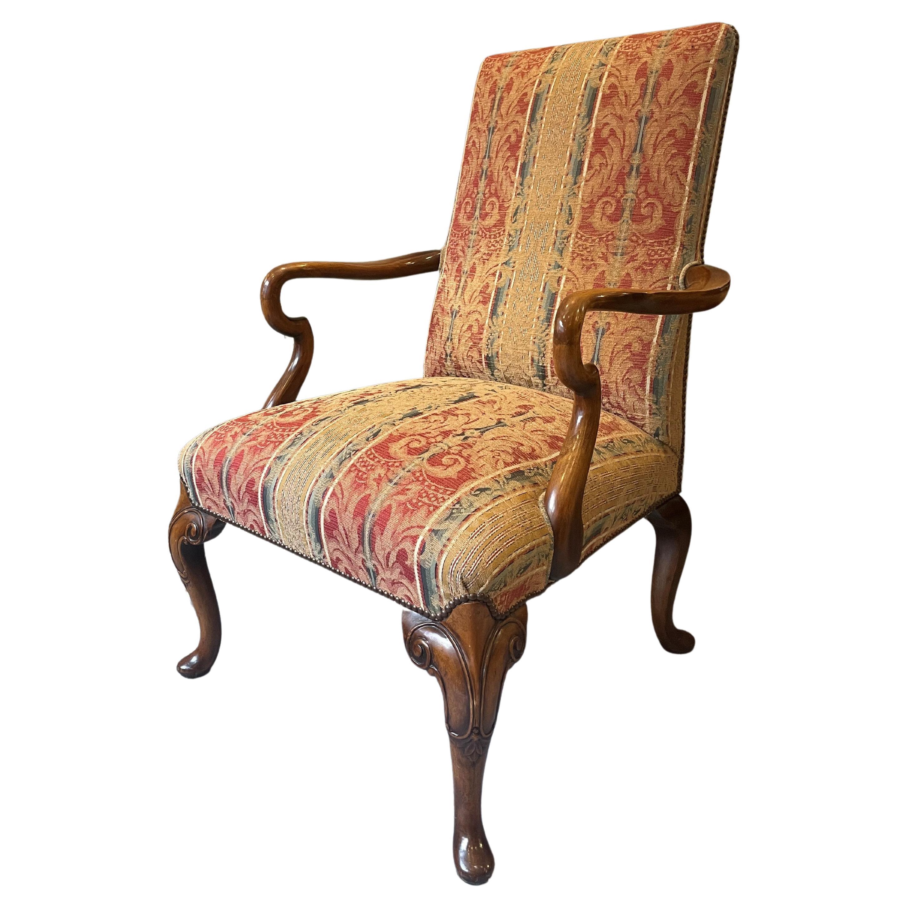 Fauteuil en noyer rembourré de style Queen Anne