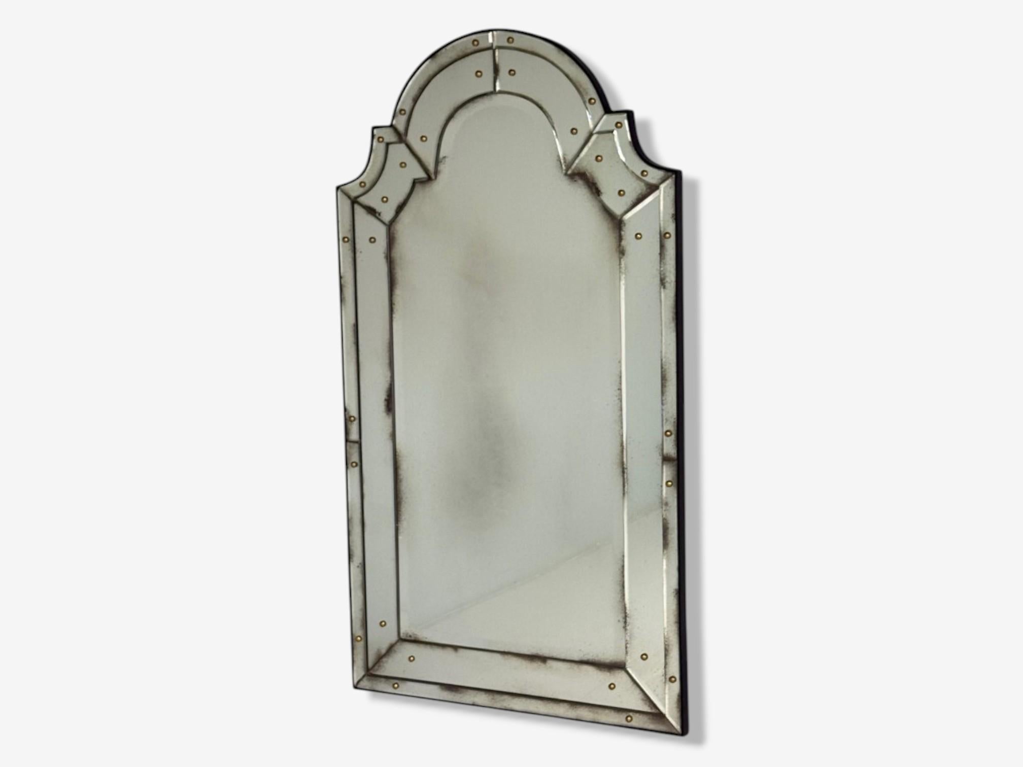 Estilo Queen Anne, Espejos de pared venecianos, Espejos de consola, Cristal biselado y envejecido, Parte superior en forma de cúpula

Sofisticado y elegante par de espejos de pared envejecidos con tapa en forma de cúpula, perfectos para colocar