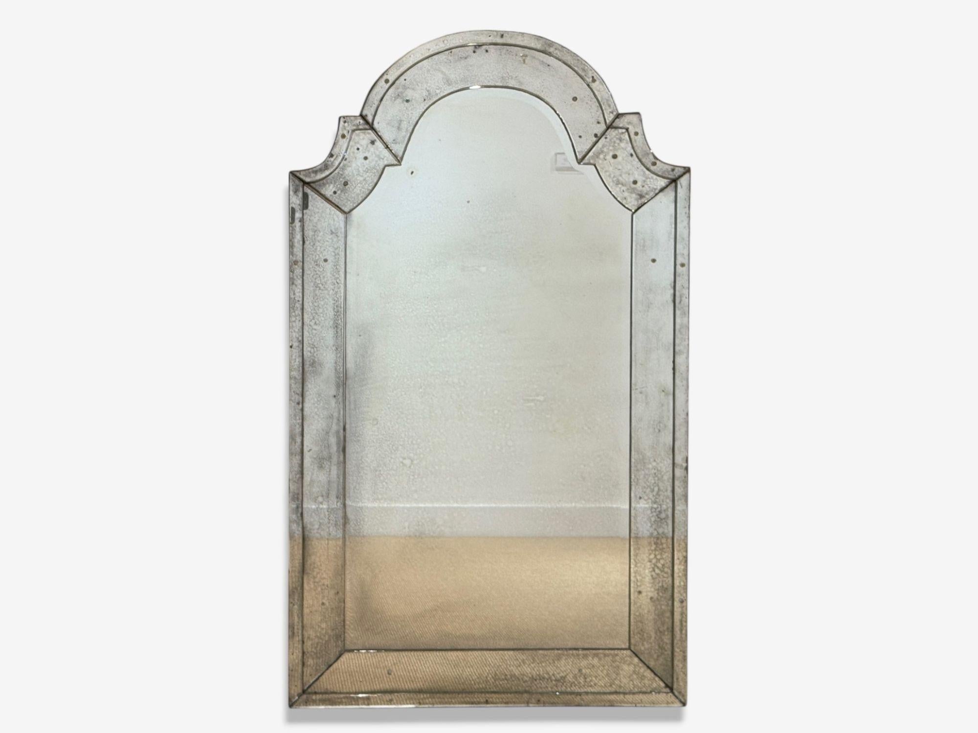Estilo Queen Anne, Espejos de pared venecianos, Espejos de consola, Cristal biselado y envejecido, Parte superior en forma de cúpula

Un espejo de pared envejecido con tapa en forma de cúpula, perfecto para colocar encima de una consola, una mesilla