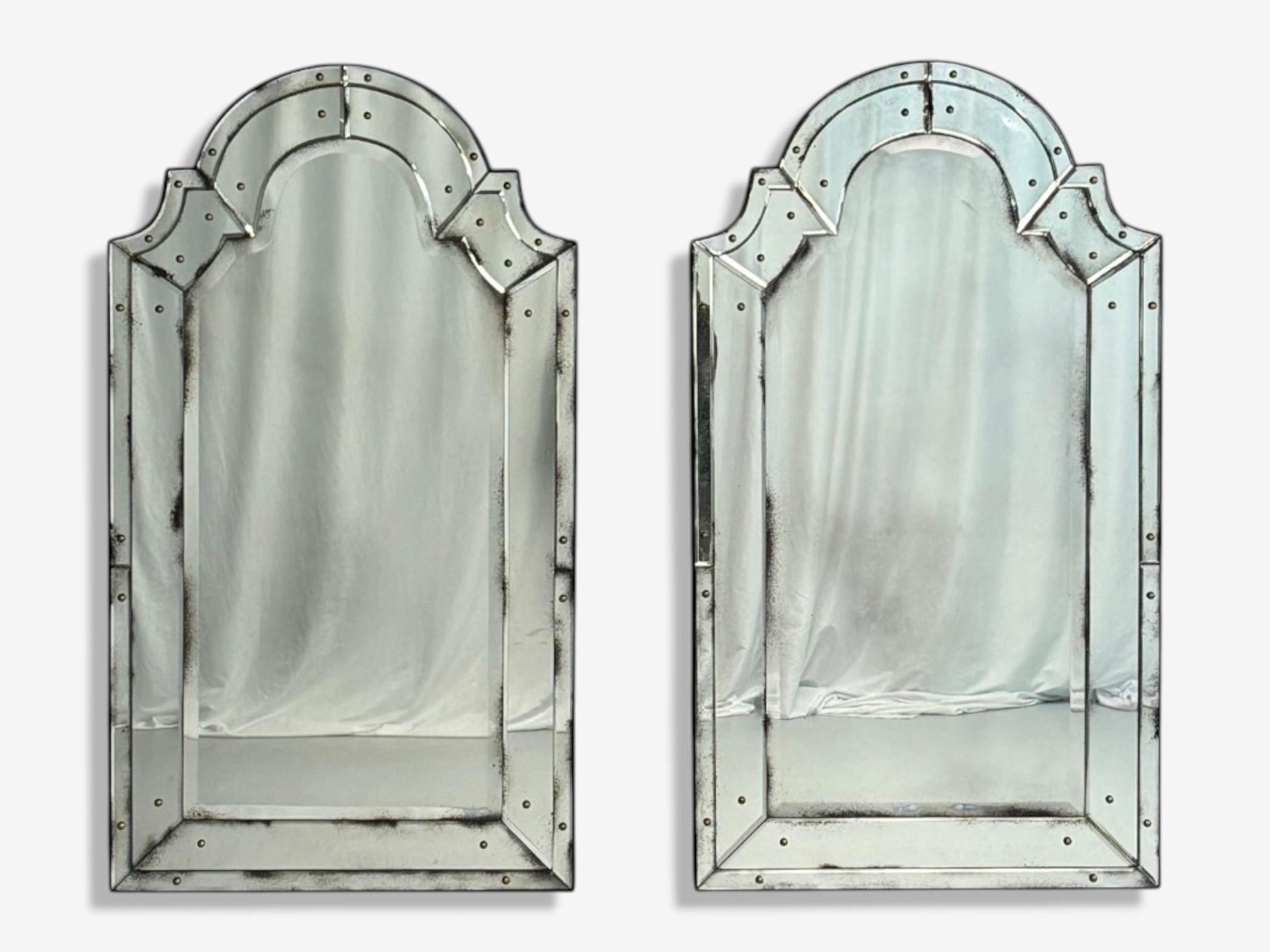 Estilo Queen Anne, Espejos de pared venecianos, Cristal biselado envejecido, Parte superior en forma de cúpula Estadounidense