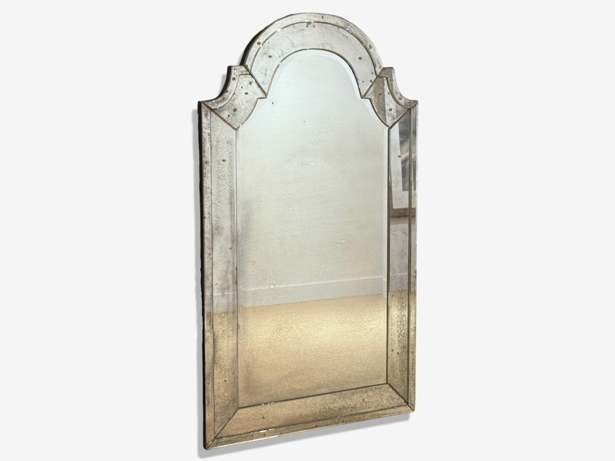 Estilo Queen Anne, Espejos de pared venecianos, Cristal biselado envejecido, Parte superior en forma de cúpula en Bueno estado para la venta en Manhasset, NY