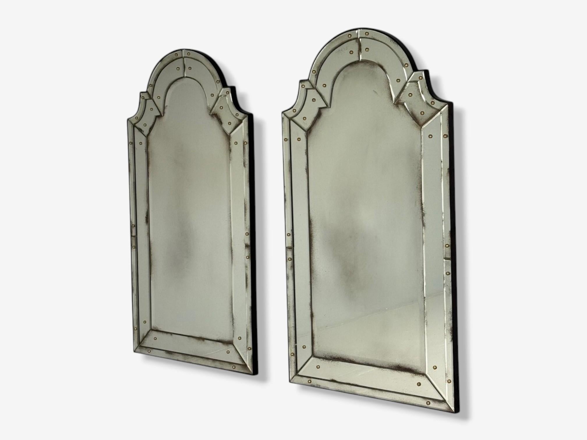 Estilo Queen Anne, Espejos de pared venecianos, Cristal biselado envejecido, Parte superior en forma de cúpula en Bueno Estado en Manhasset, NY