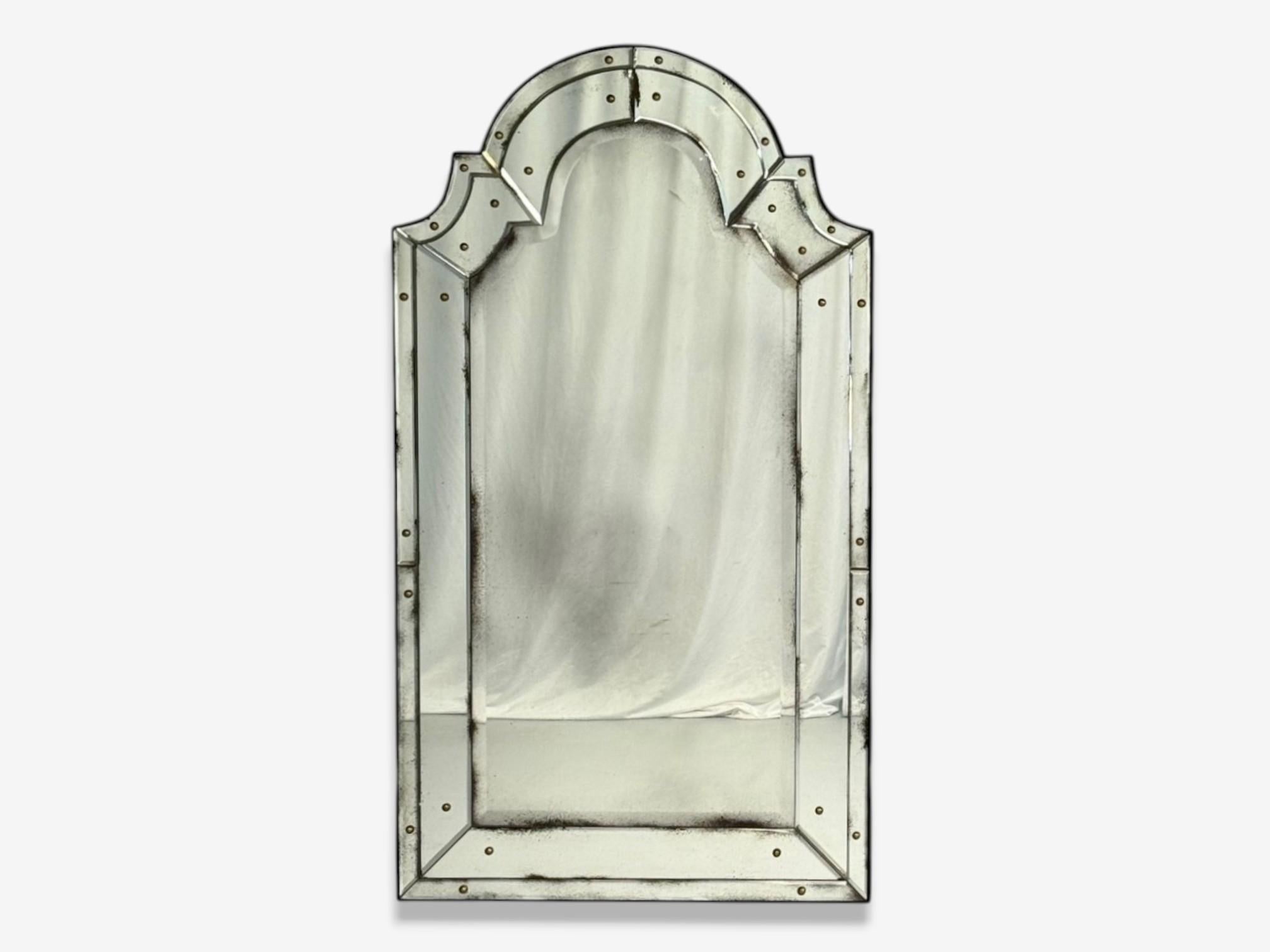 Estilo Queen Anne, Espejos de pared venecianos, Cristal biselado envejecido, Parte superior en forma de cúpula Siglo XXI y contemporáneo