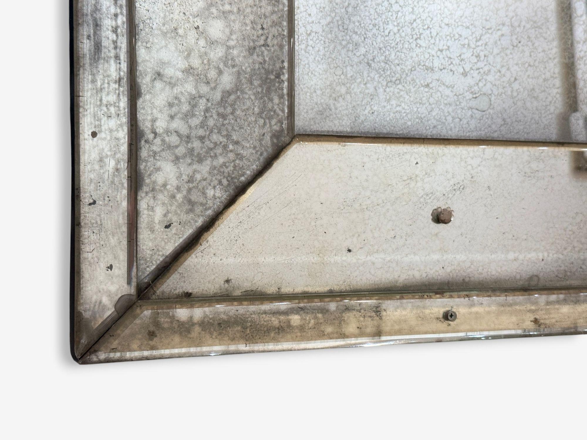 Estilo Queen Anne, Espejos de pared venecianos, Cristal biselado envejecido, Parte superior en forma de cúpula en venta 4