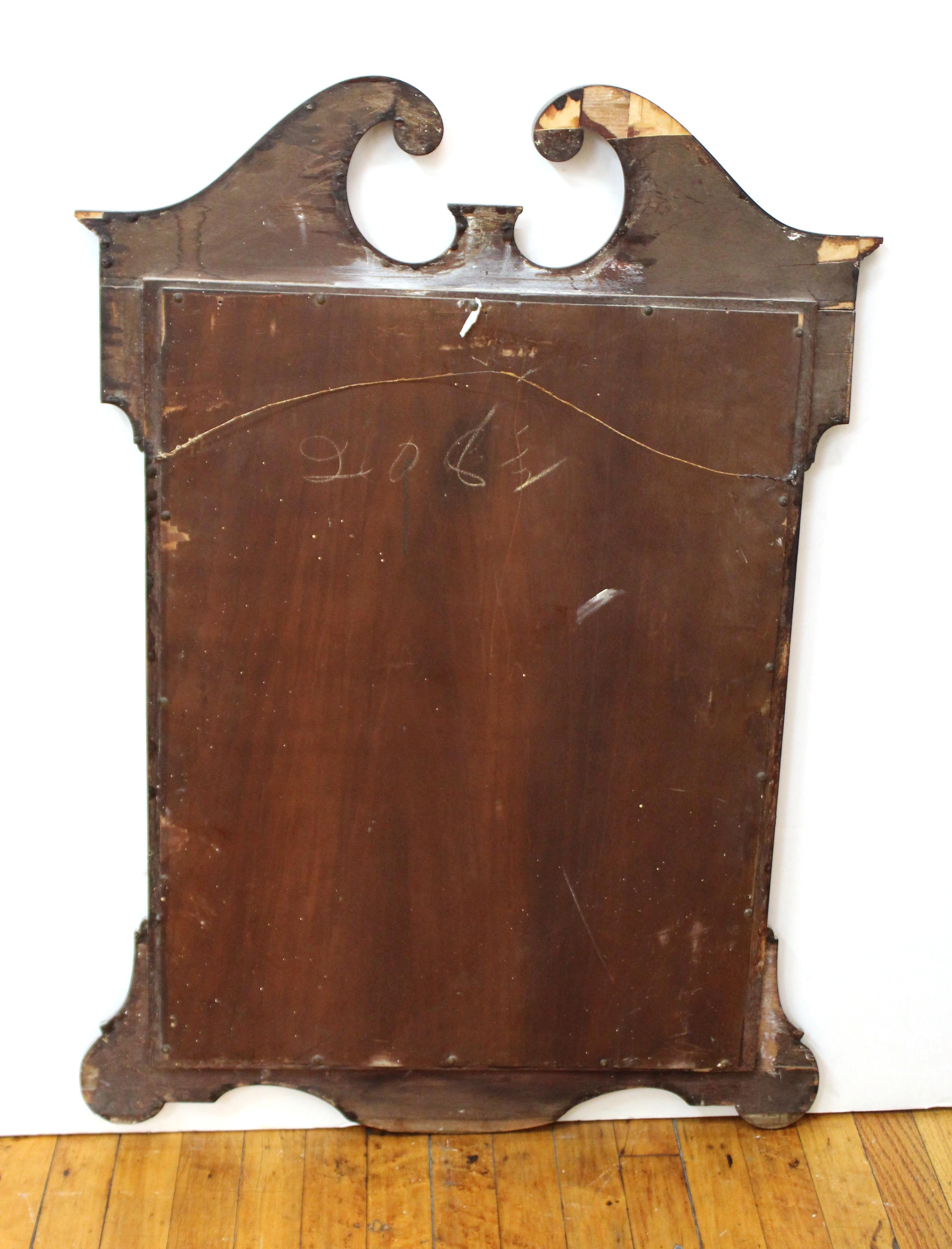 Queen Anne Style Wall Mirror with Broken Pediment In Good Condition In Astoria, NY