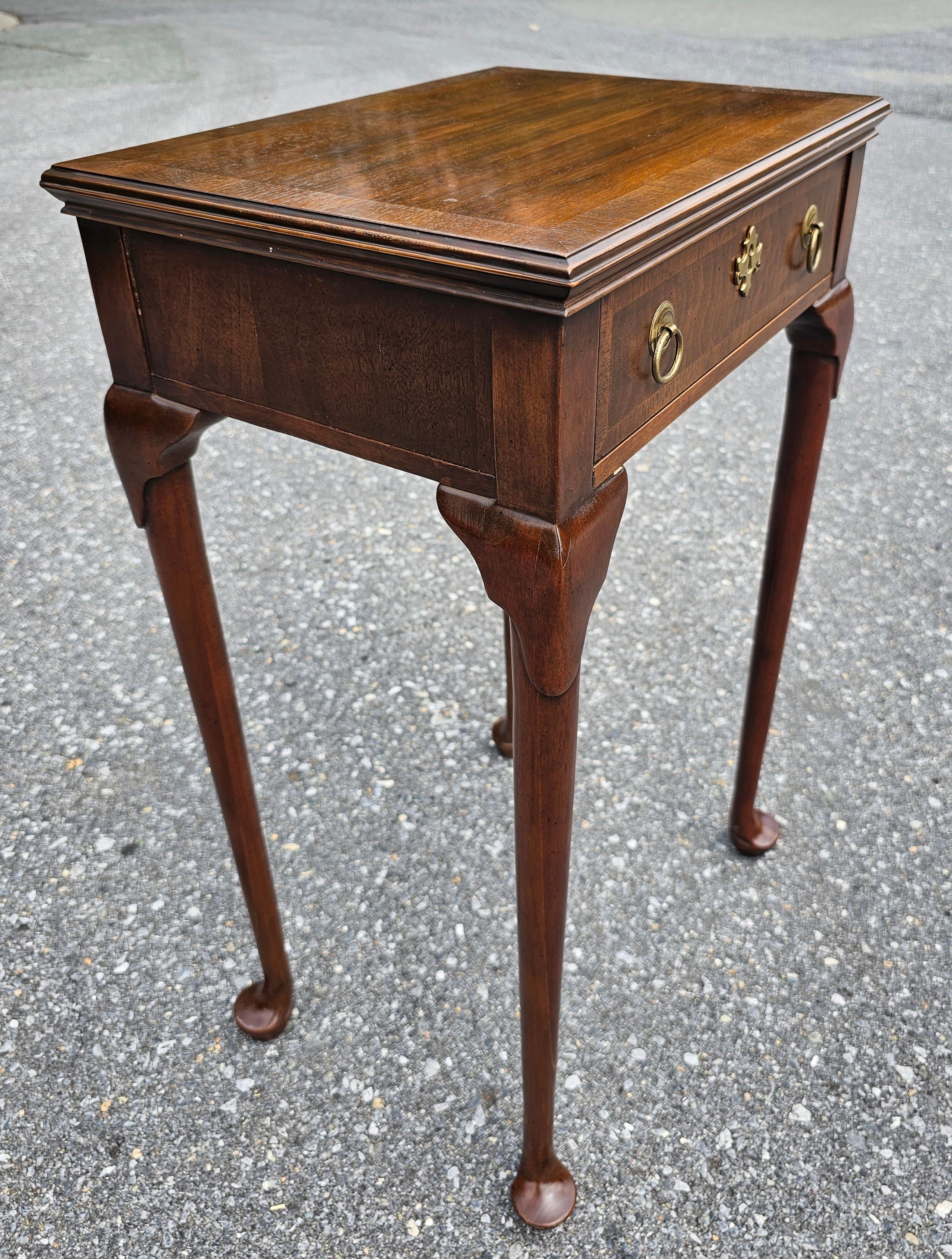 Varnished Queen Anne Style Walnut Banded Top Side Table For Sale