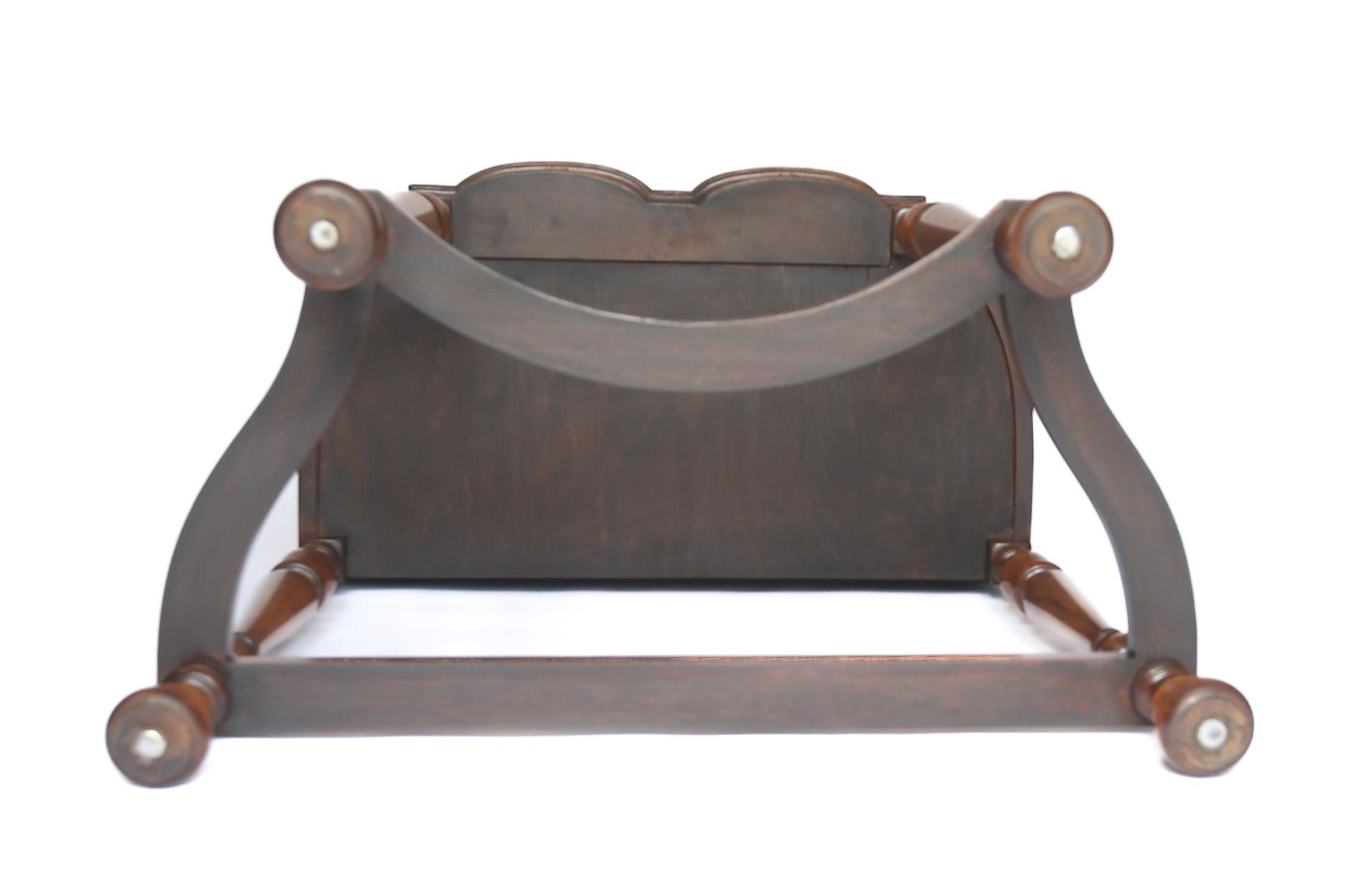 Consola/Mesa de salón de nogal estilo Queen Anne
Alrededor de 1930
Figura  Tapa En Forma De Nogal Con
Borde del molde del pulgar
Cajón Frontal De Una Sola Forma Con Revestimiento De Roble
Asas de caída de latón estilo de época
4 Patas Cónicas