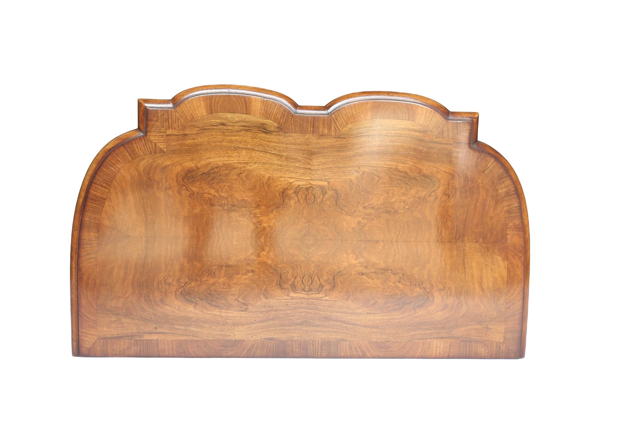 Consola/Mesa de salón de nogal estilo Queen Anne Británico en venta