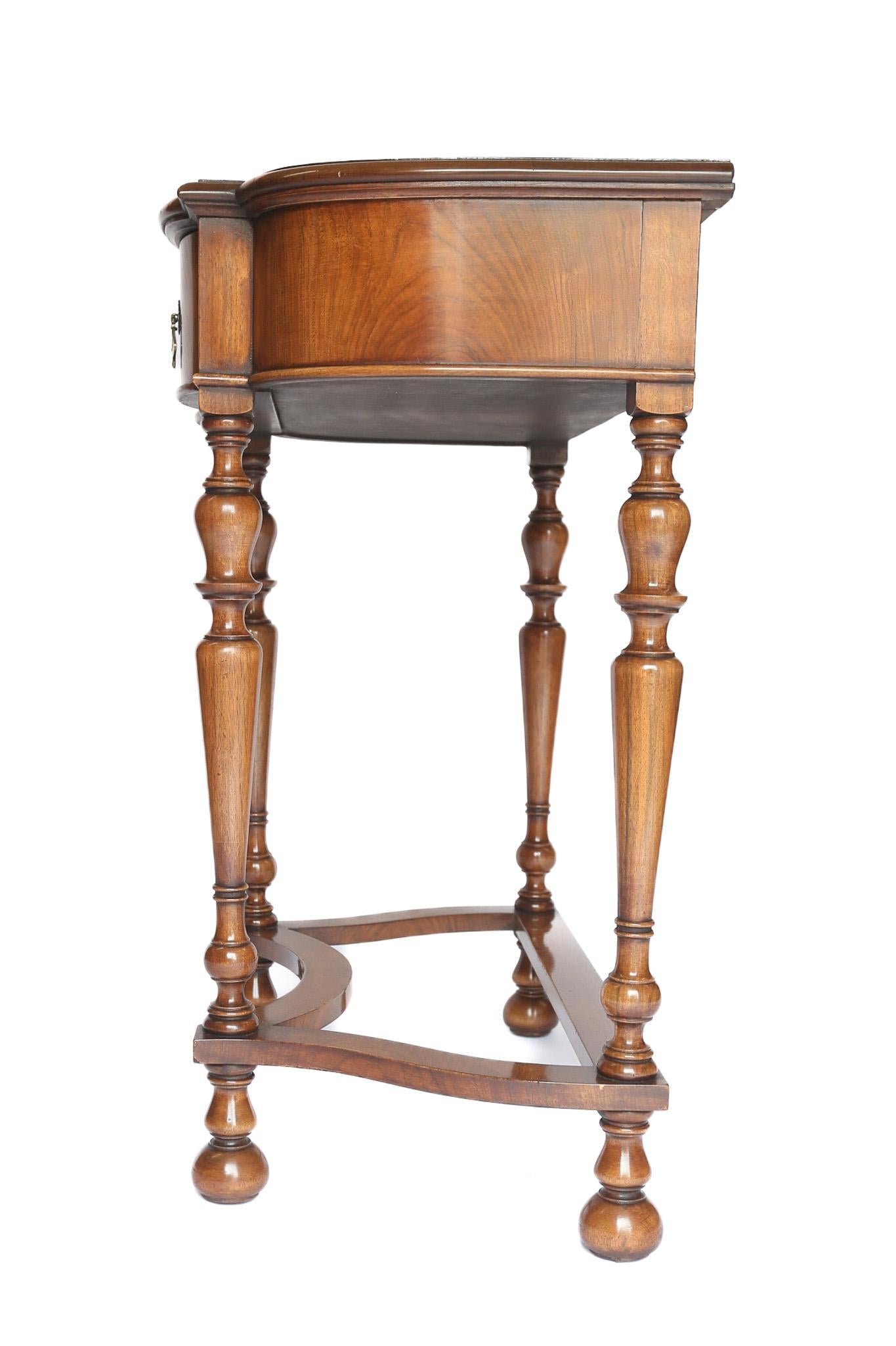 Consola/Mesa de salón de nogal estilo Queen Anne Pulido en venta