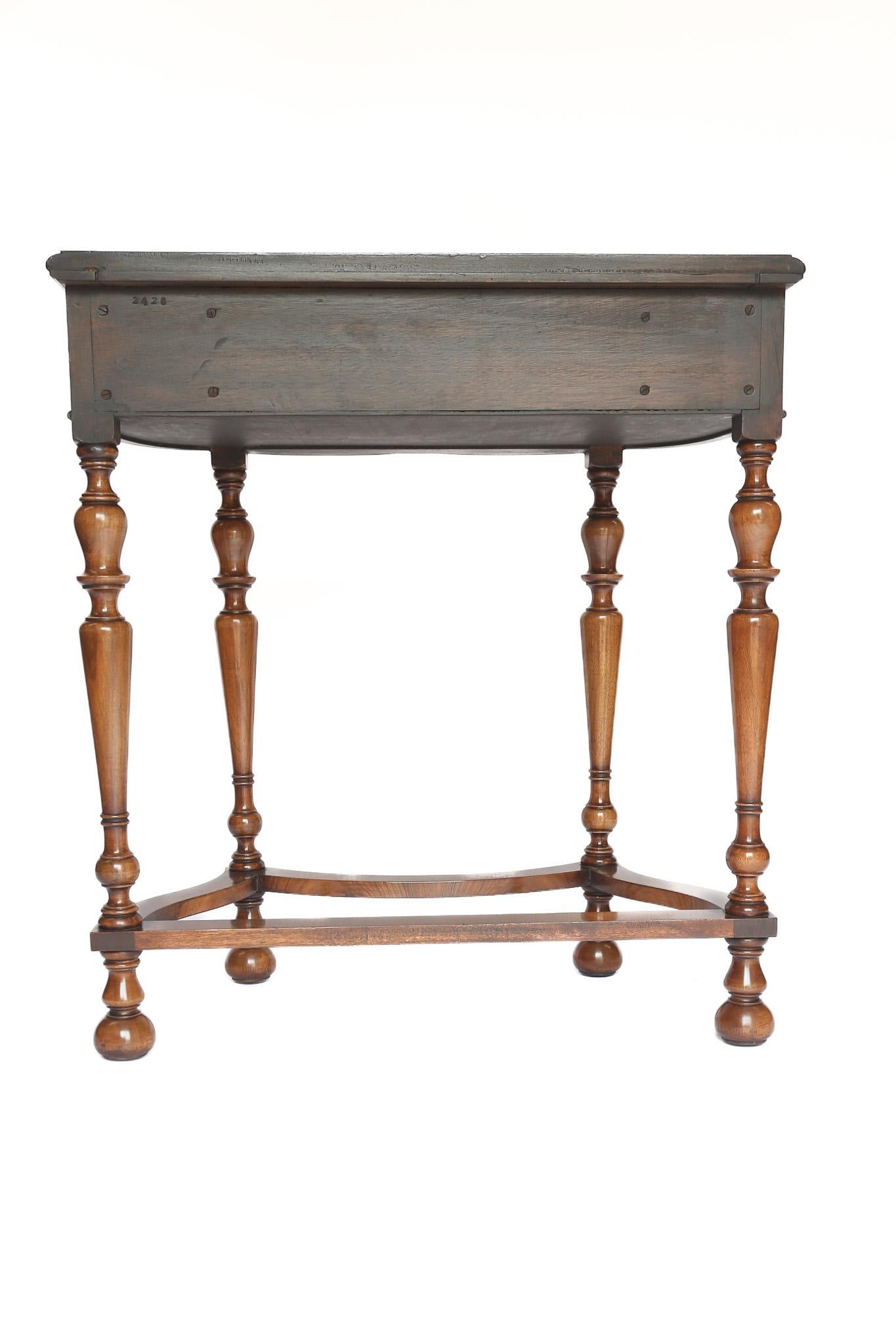 Consola/Mesa de salón de nogal estilo Queen Anne en Bueno estado para la venta en Dereham, GB