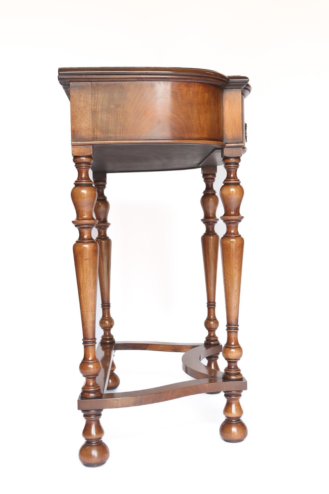 Consola/Mesa de salón de nogal estilo Queen Anne mediados del siglo XX en venta