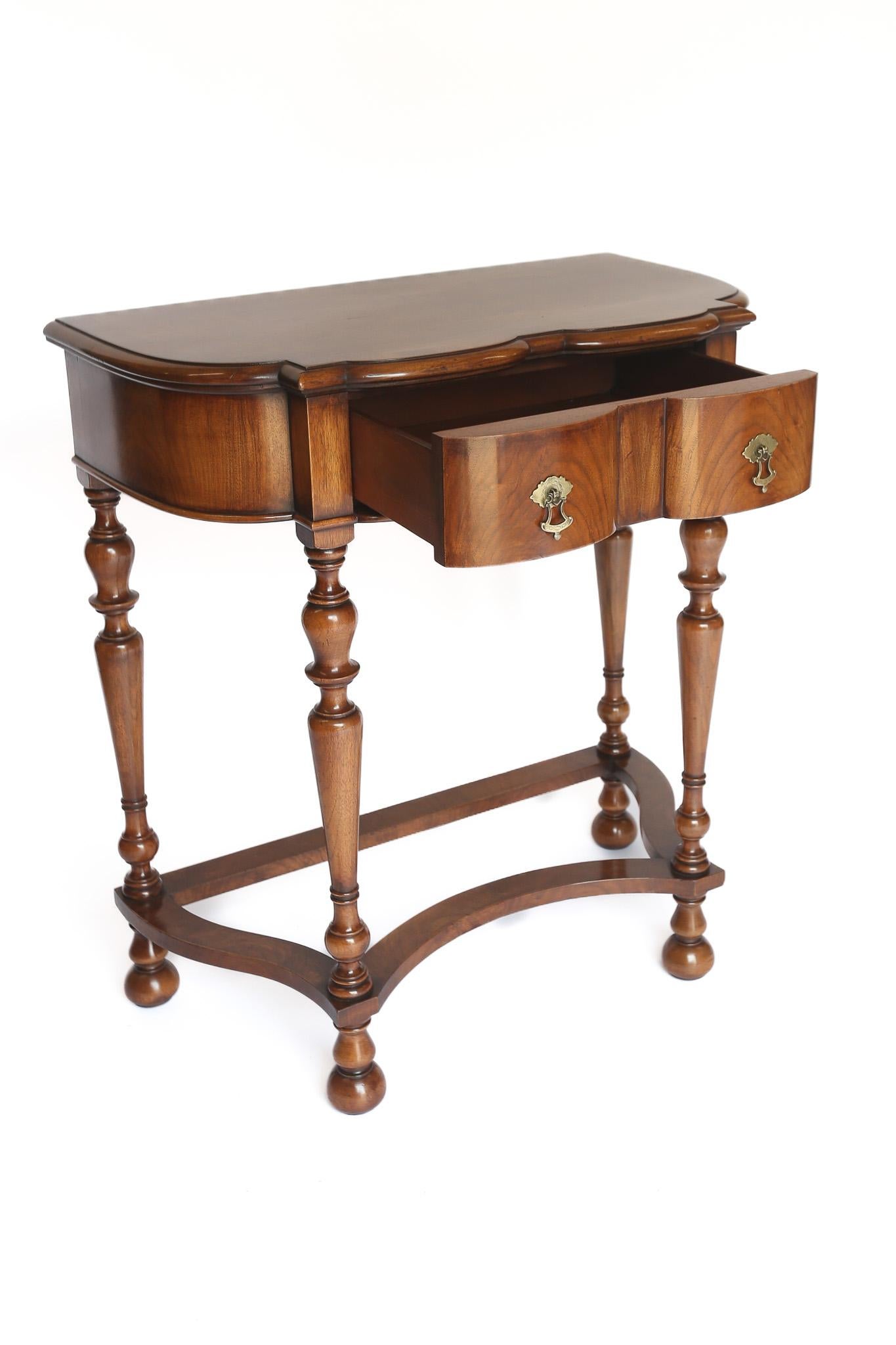 Consola/Mesa de salón de nogal estilo Queen Anne Nogal en venta