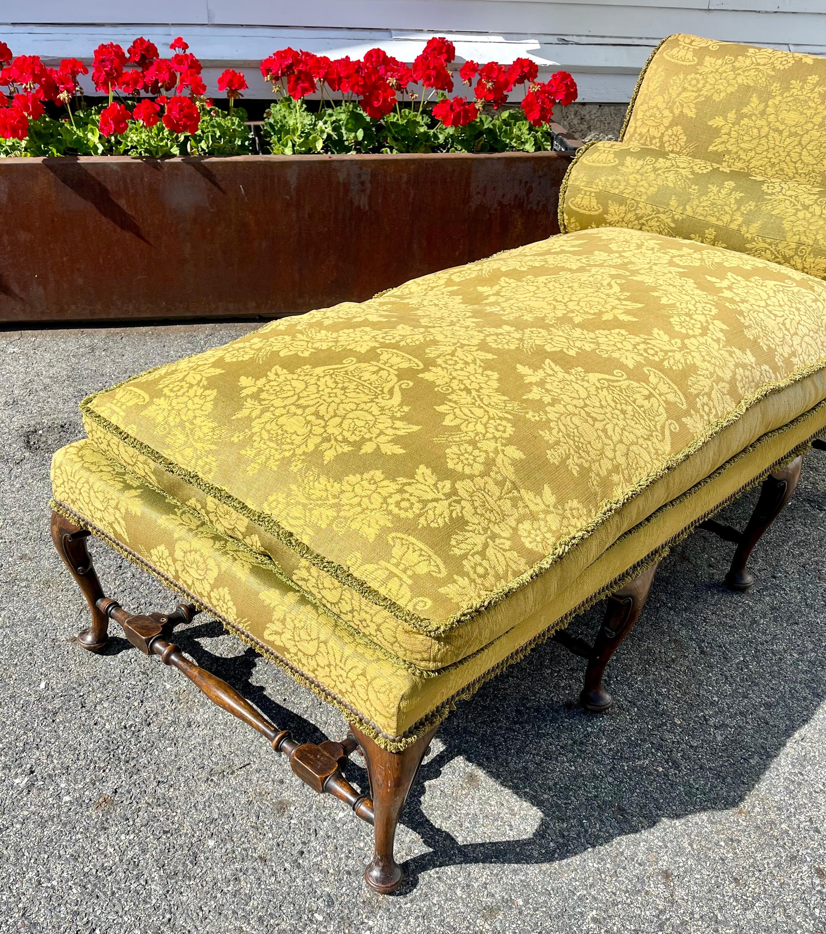 Queen Anne Style Walnut Daybed In Good Condition In Essex, MA