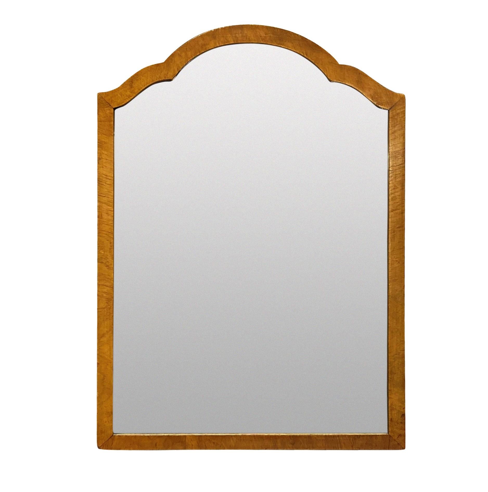 Queen Anne Style Walnut Dressing Mirror In Good Condition For Sale In London, GB