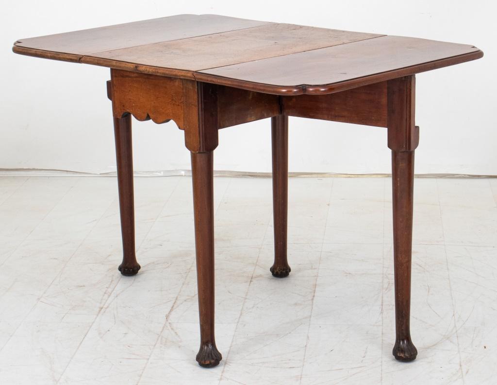 Queen Anne Style Walnut Drop Leaf Side Table In Good Condition For Sale In New York, NY