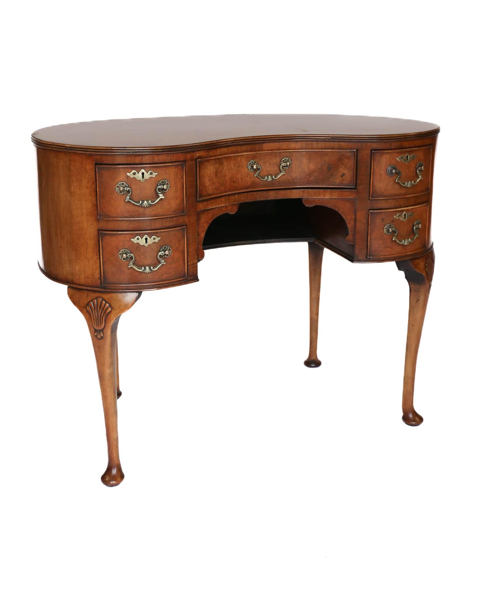 Coiffeuse de style Queen Anne en noyer en forme de rein
Circa 1930s
Placage de ronce de noyer sur le dessus avec bandes transversales en noyer, 
Base à 5 tiroirs à genouillère, avec façades de tiroirs en ronce de noyer&.
bandes transversales en