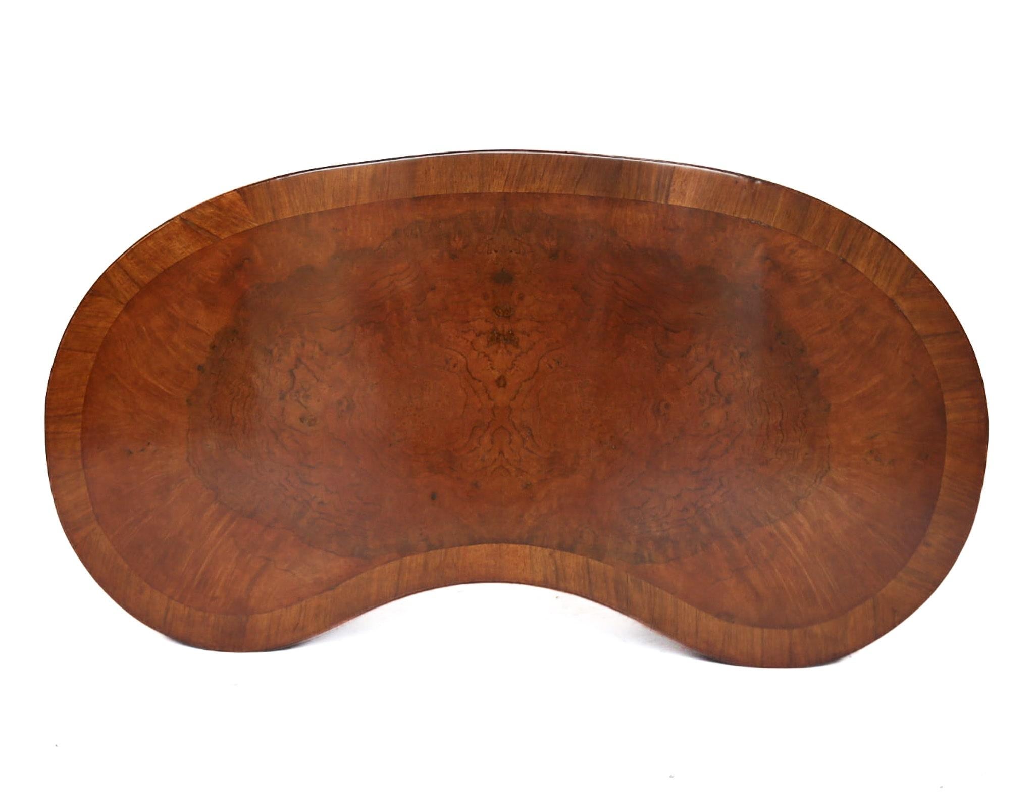 Poli Coiffeuse de style Queen Anne en noyer Circa 1930