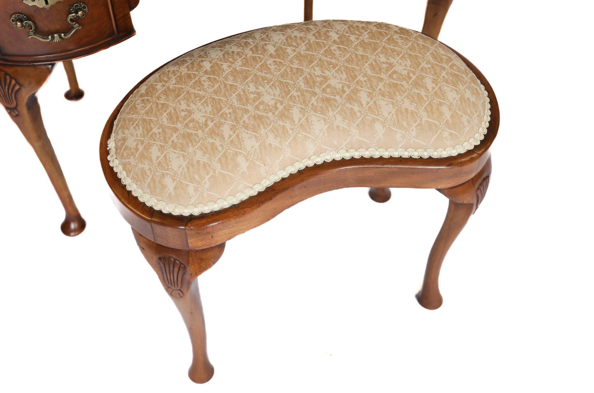 Milieu du XXe siècle Coiffeuse de style Queen Anne en noyer Circa 1930