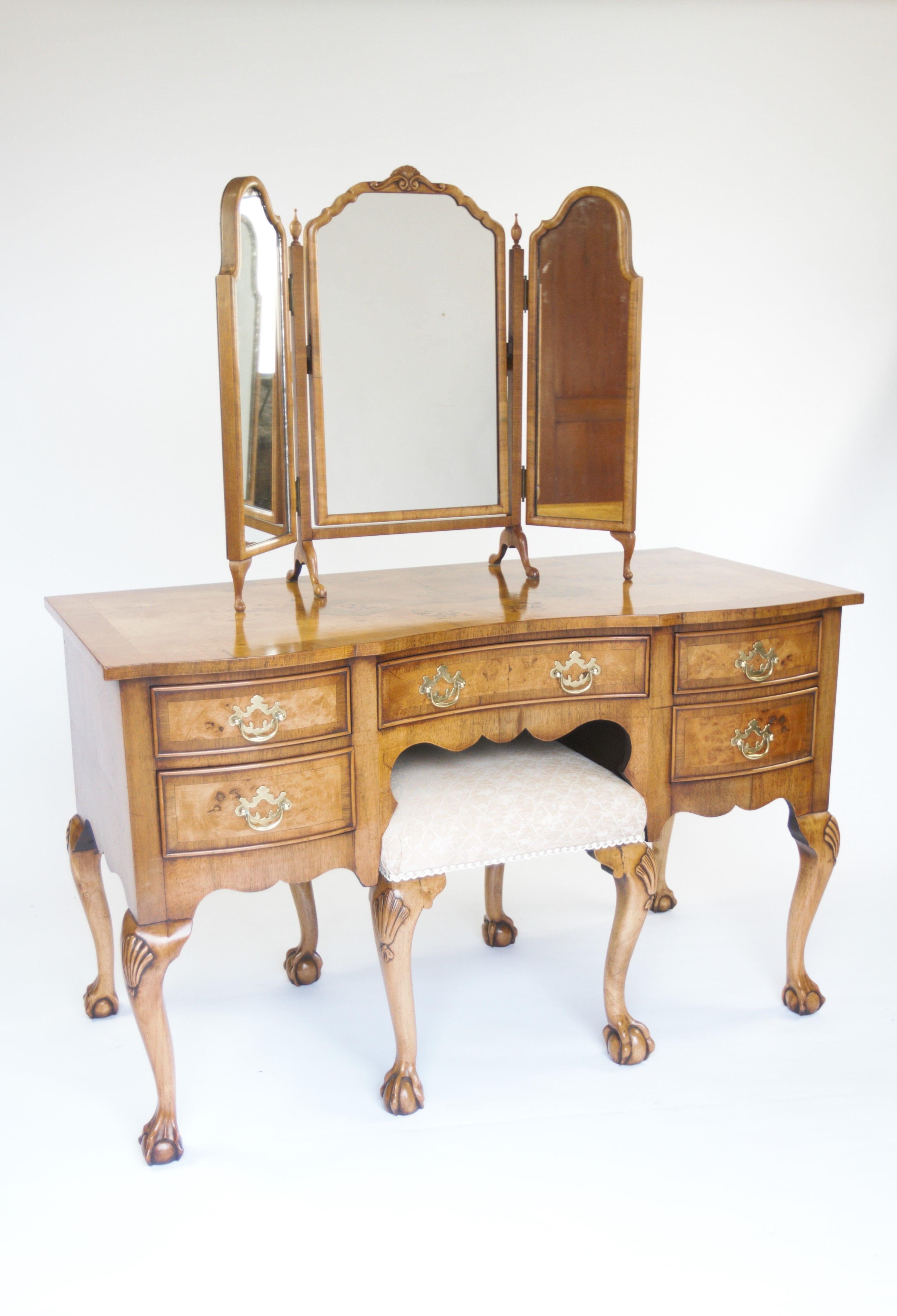 Queen Anne style Walnut Kneehole Dressing table with mirror & stool In Good Condition In Dereham, GB